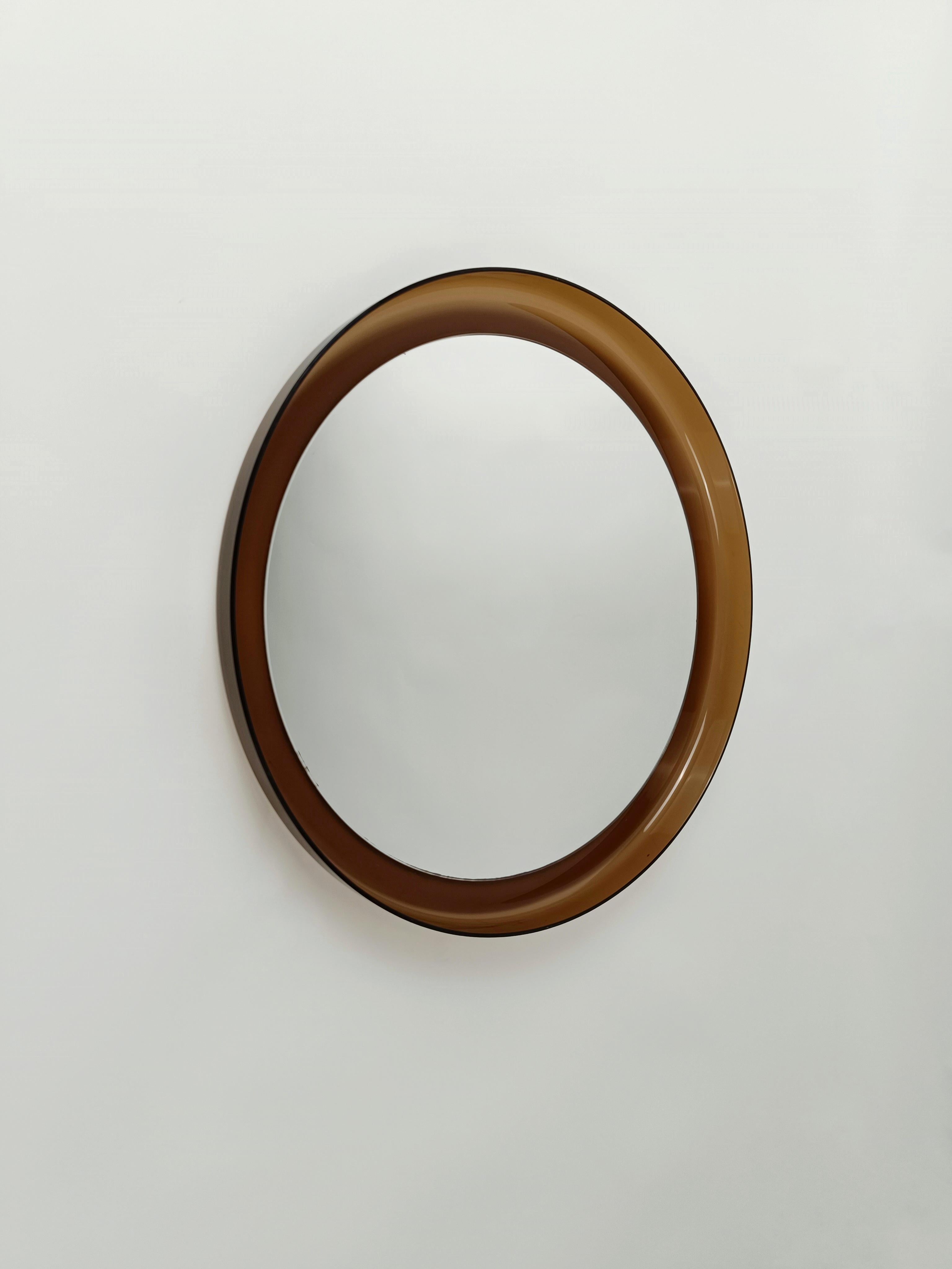 An Italian Space Age Round Mirror in Smoked Lucite by Guzzini 1960s  For Sale 7
