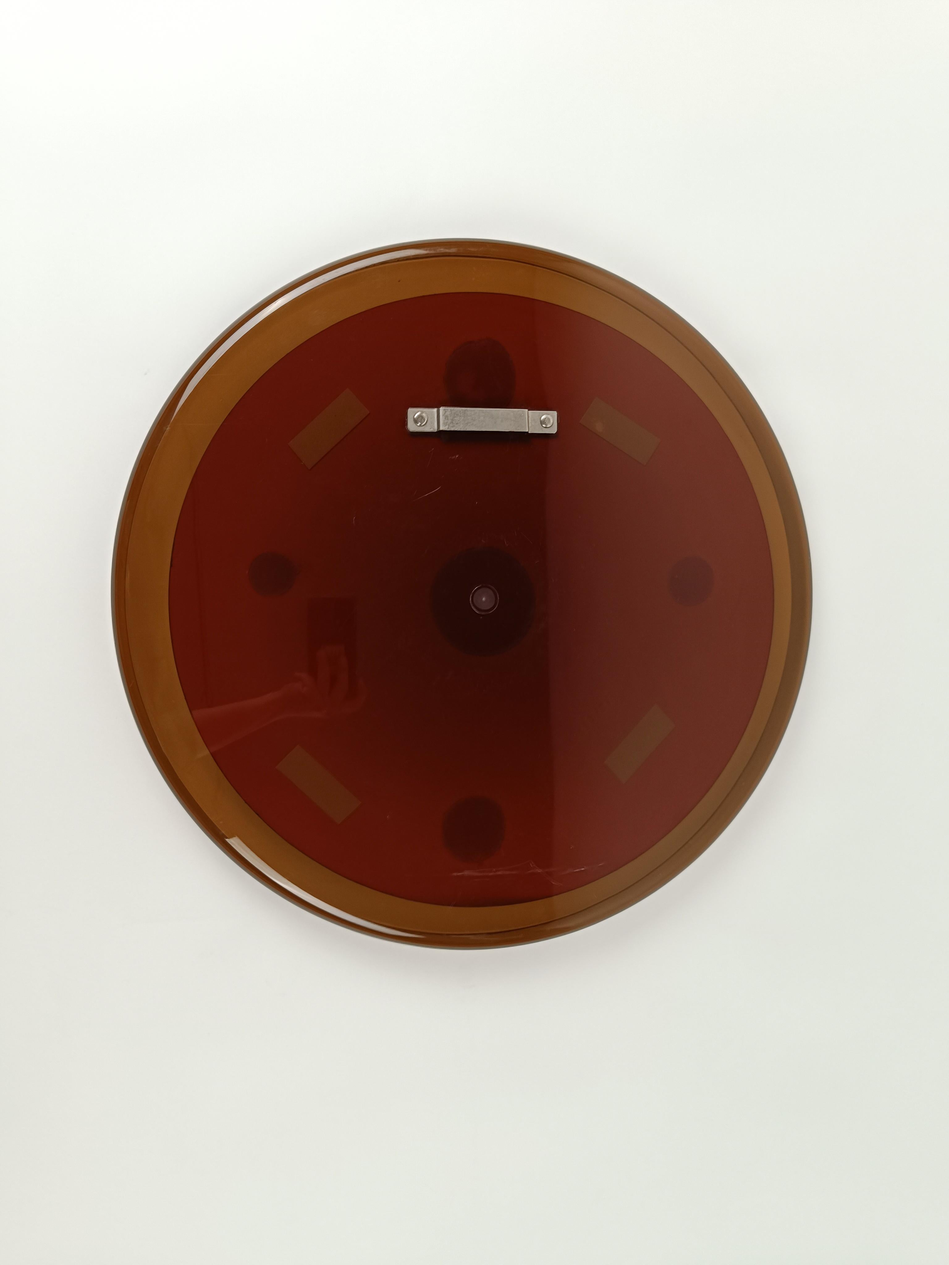 Ein italienischer runder Space Age-Spiegel aus geräuchertem Lucit von Guzzini 1960er Jahre  im Angebot 3