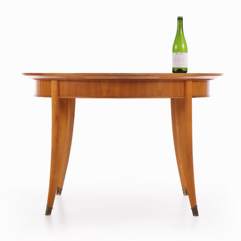 An Italian sycamore round inlaid table, C. 1940. In Good Condition For Sale In Philadelphia, PA