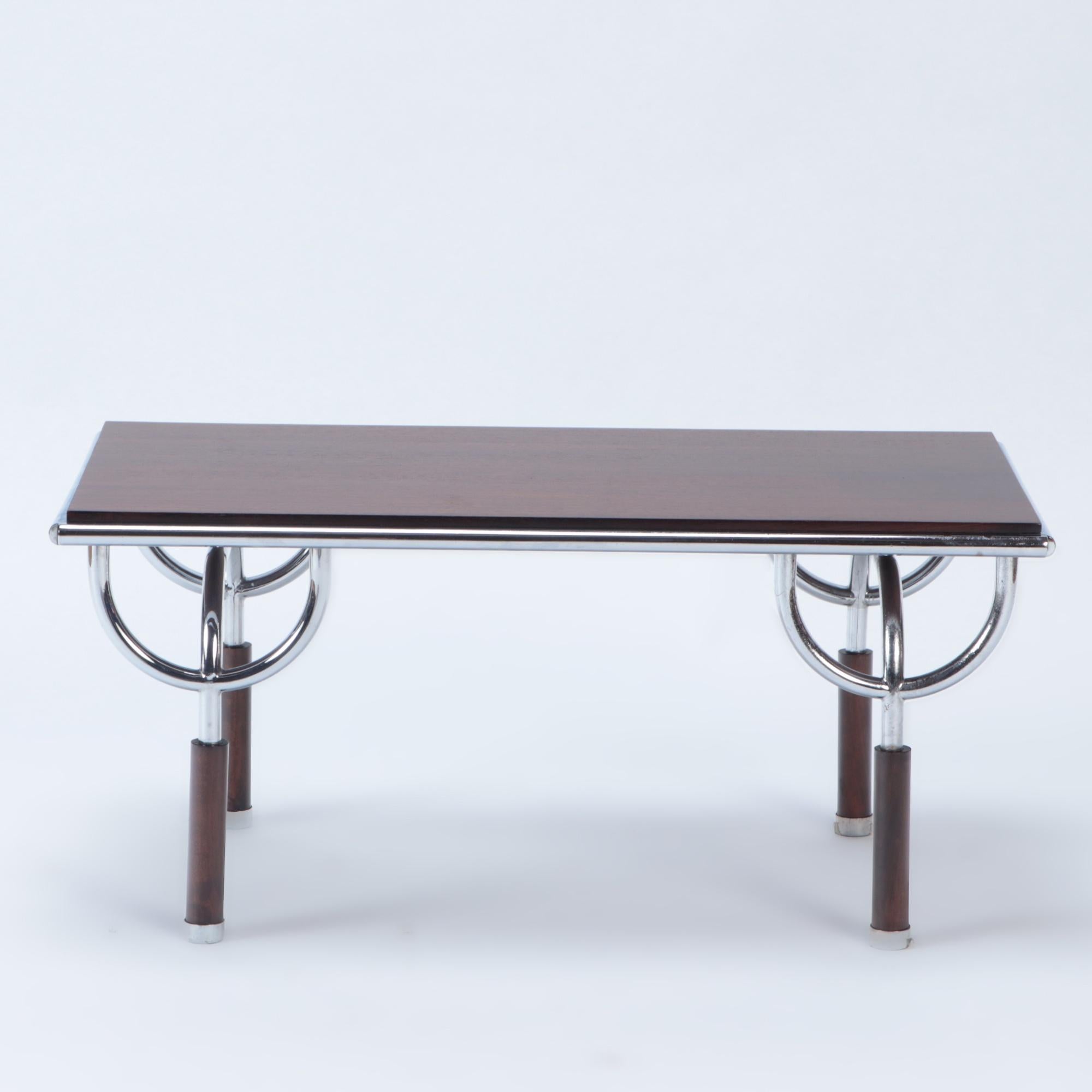 An Italian side table by Roberto Gabetti and Aimaro Isola for Trilogia, model Tri11. Chrome-plated steel frame with a mahogany veneer top and socks.