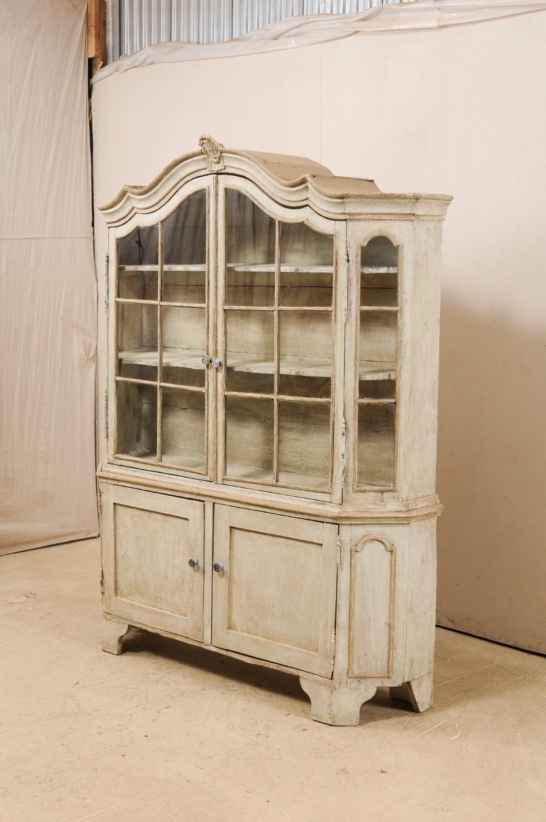 Early 19th C. Italian Tall Cabinet with Glass Display Top & Bonnet Pediment Top In Good Condition For Sale In Atlanta, GA