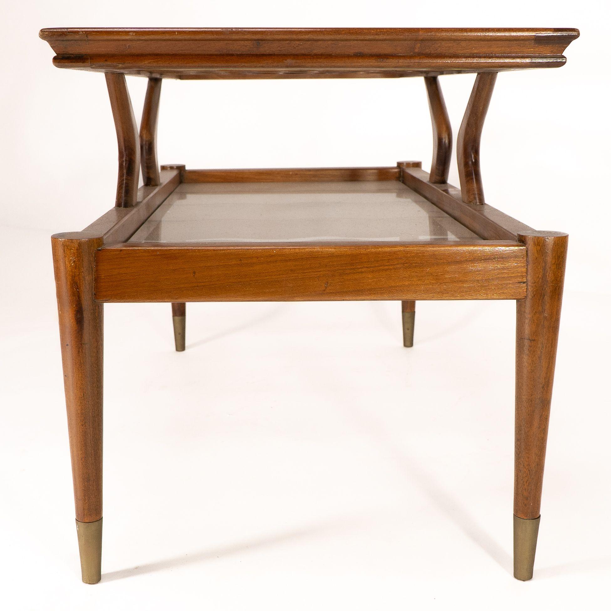 Table basse italienne en teck à deux niveaux avec supports en verre ondulé en vente 5