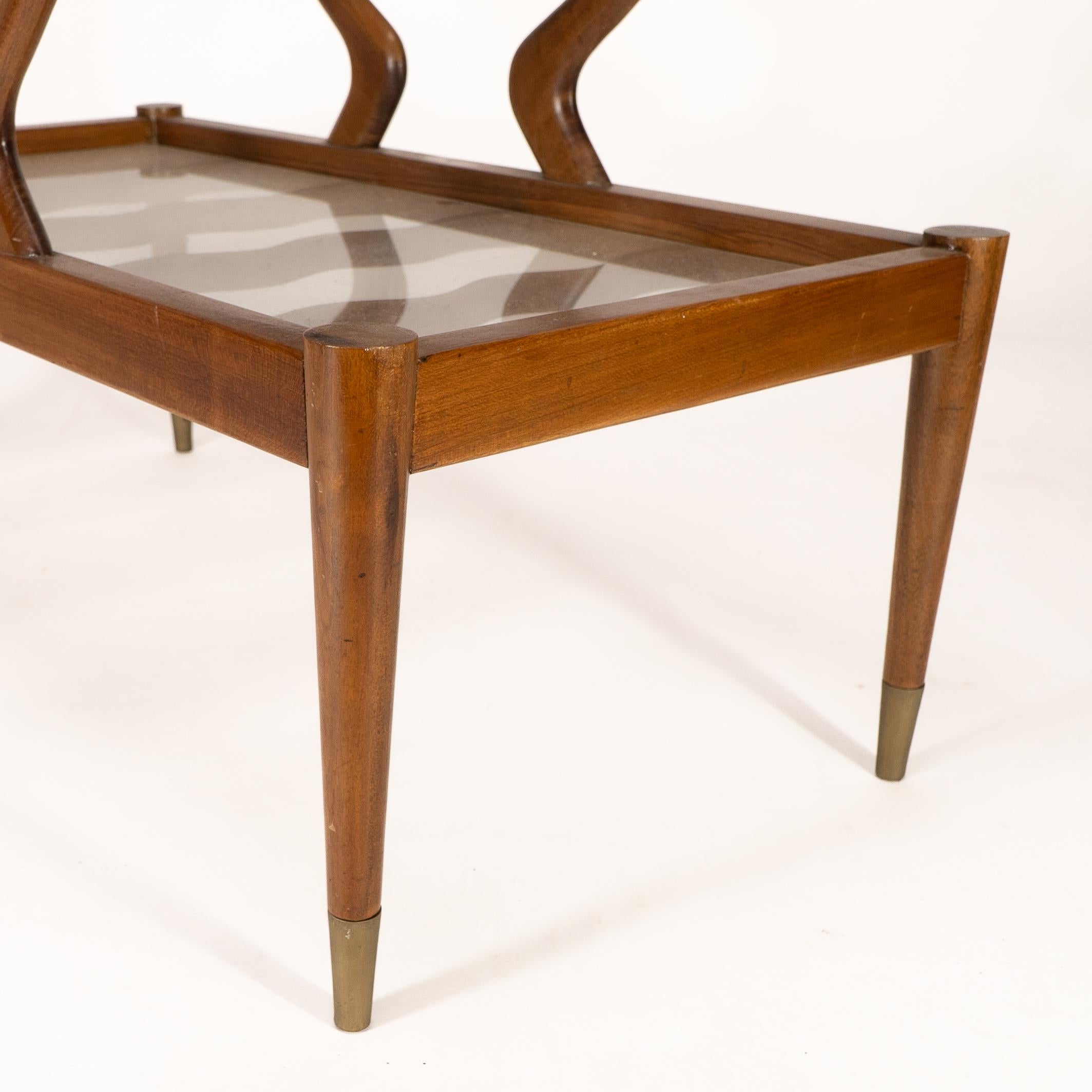 Table basse italienne en teck à deux niveaux avec supports en verre ondulé en vente 6