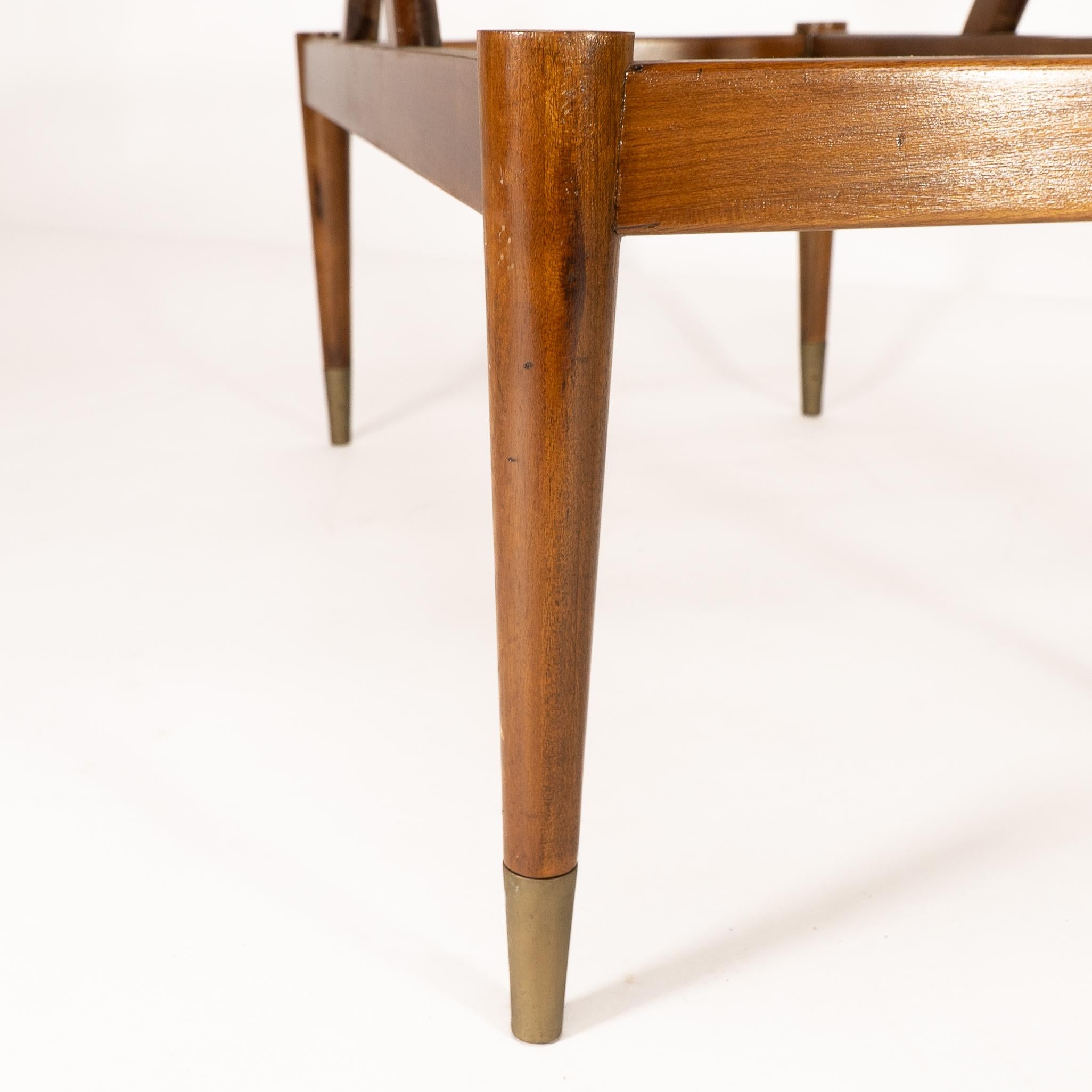 Table basse italienne en teck à deux niveaux avec supports en verre ondulé en vente 7
