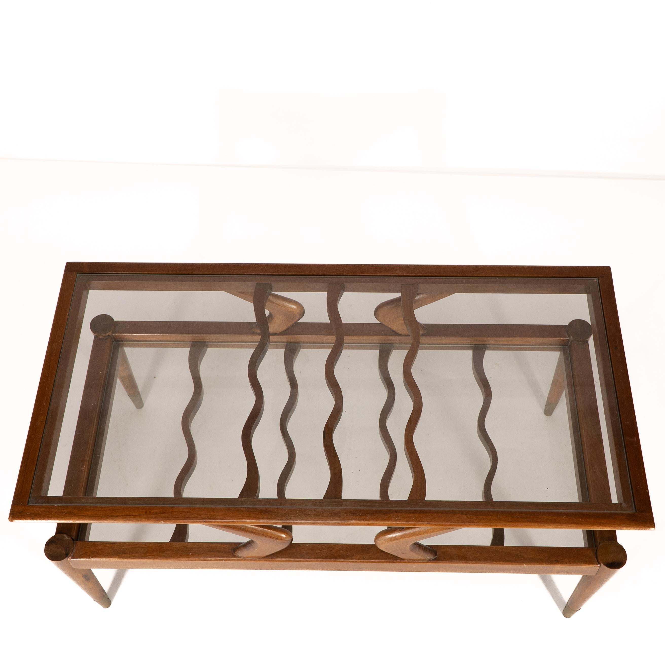 Table basse italienne en teck à deux niveaux avec supports en verre ondulé en vente 10