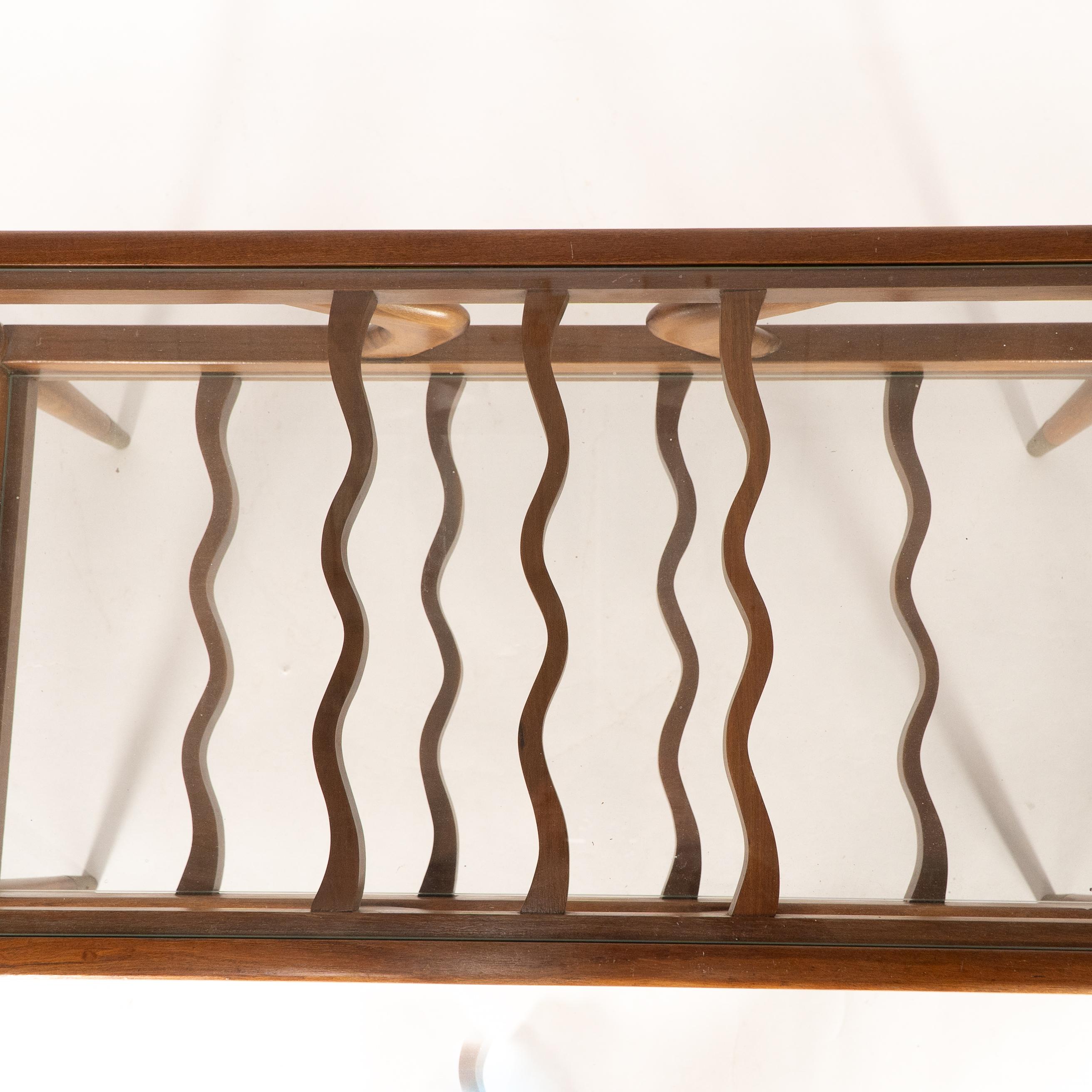 Table basse italienne en teck à deux niveaux avec supports en verre ondulé en vente 11
