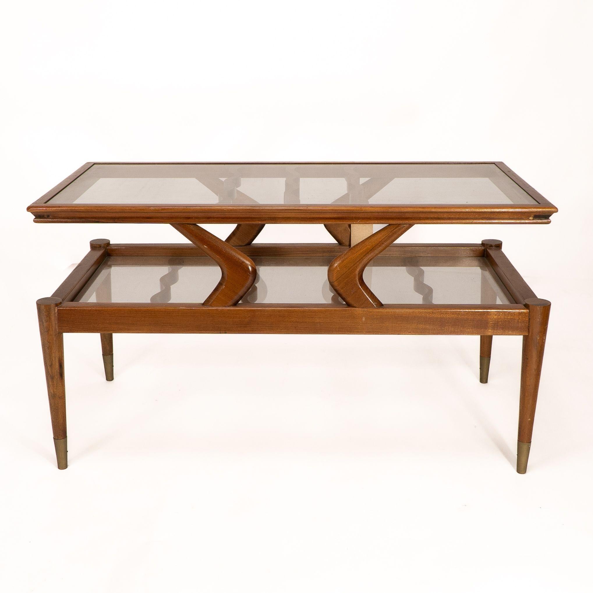 Table basse italienne en teck à deux niveaux avec des supports en verre ondulé sur des pieds effilés avec des sabots en laiton.
