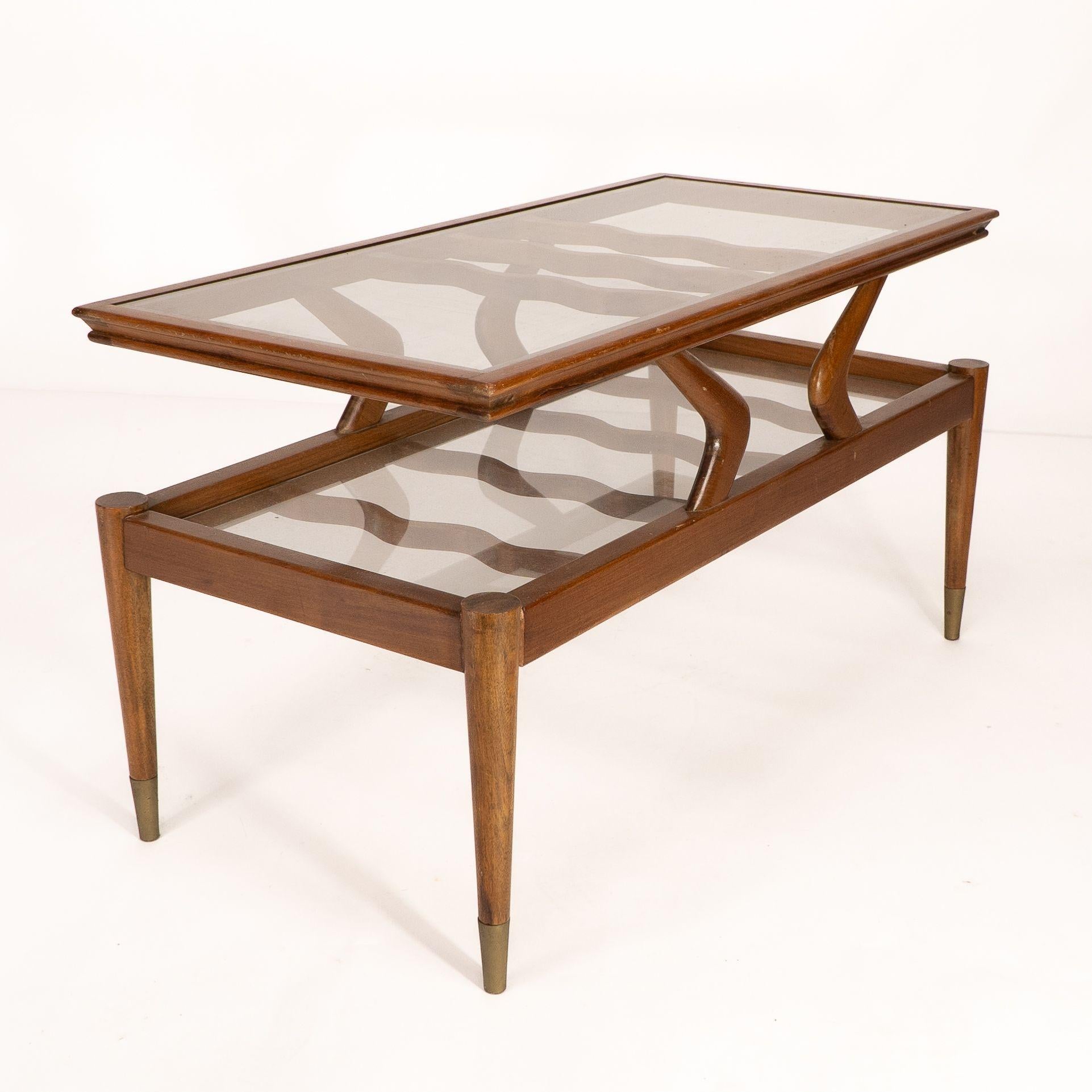 Scandinave moderne Table basse italienne en teck à deux niveaux avec supports en verre ondulé en vente