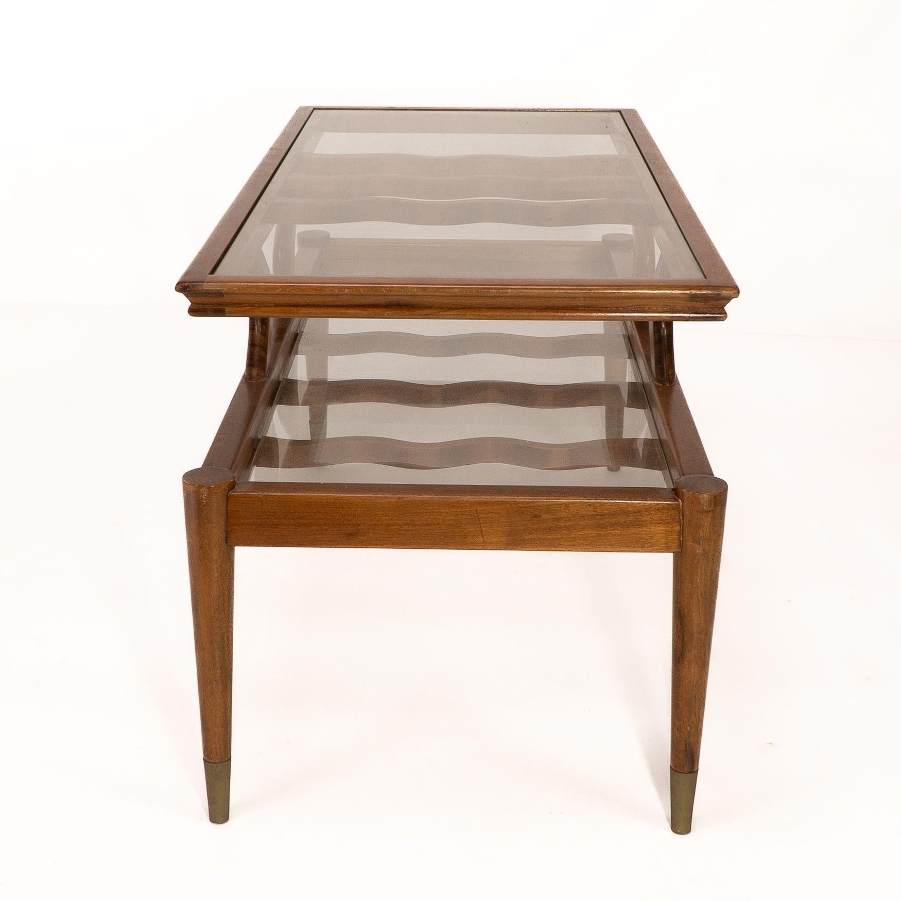 Table basse italienne en teck à deux niveaux avec supports en verre ondulé Bon état - En vente à London, GB