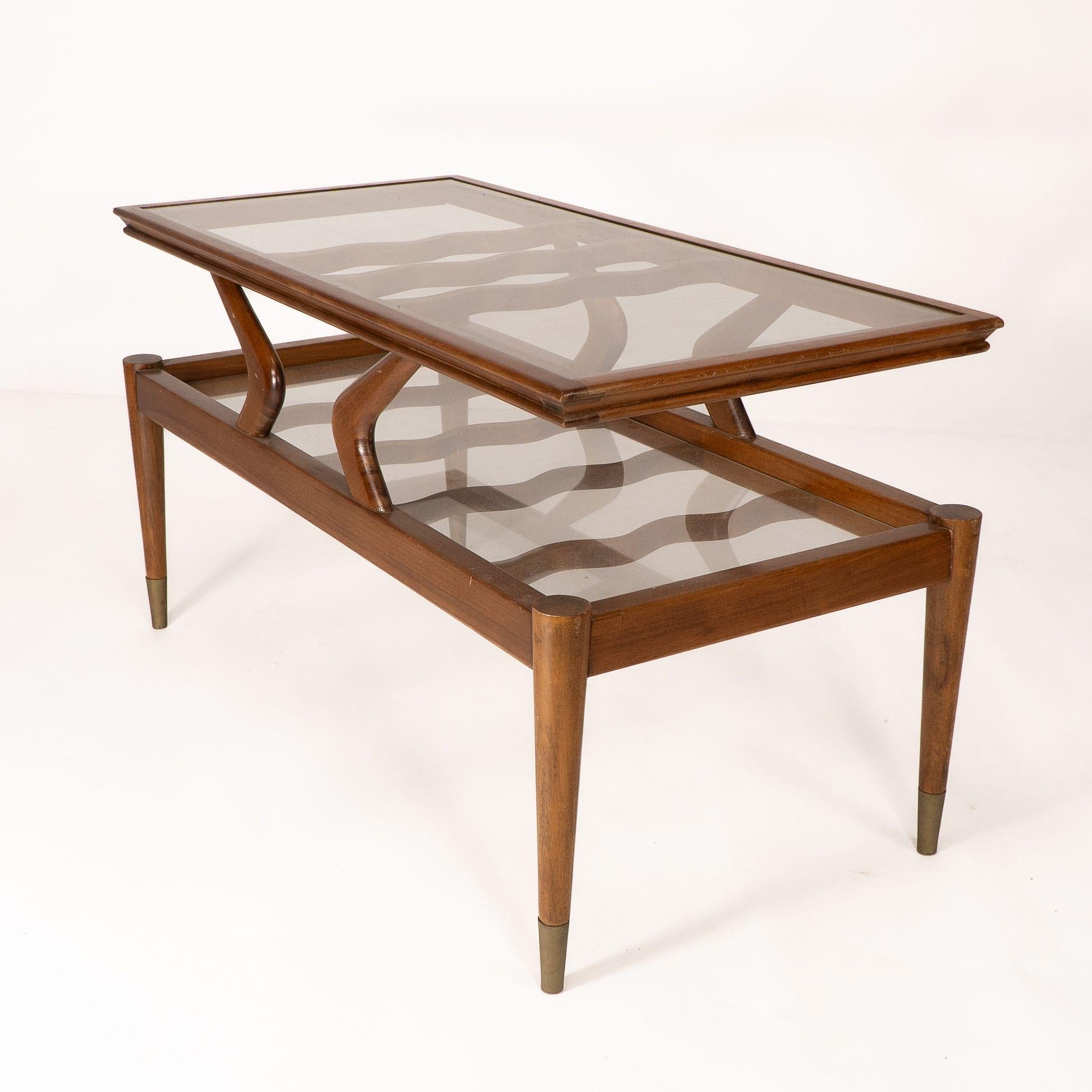 Milieu du XXe siècle Table basse italienne en teck à deux niveaux avec supports en verre ondulé en vente
