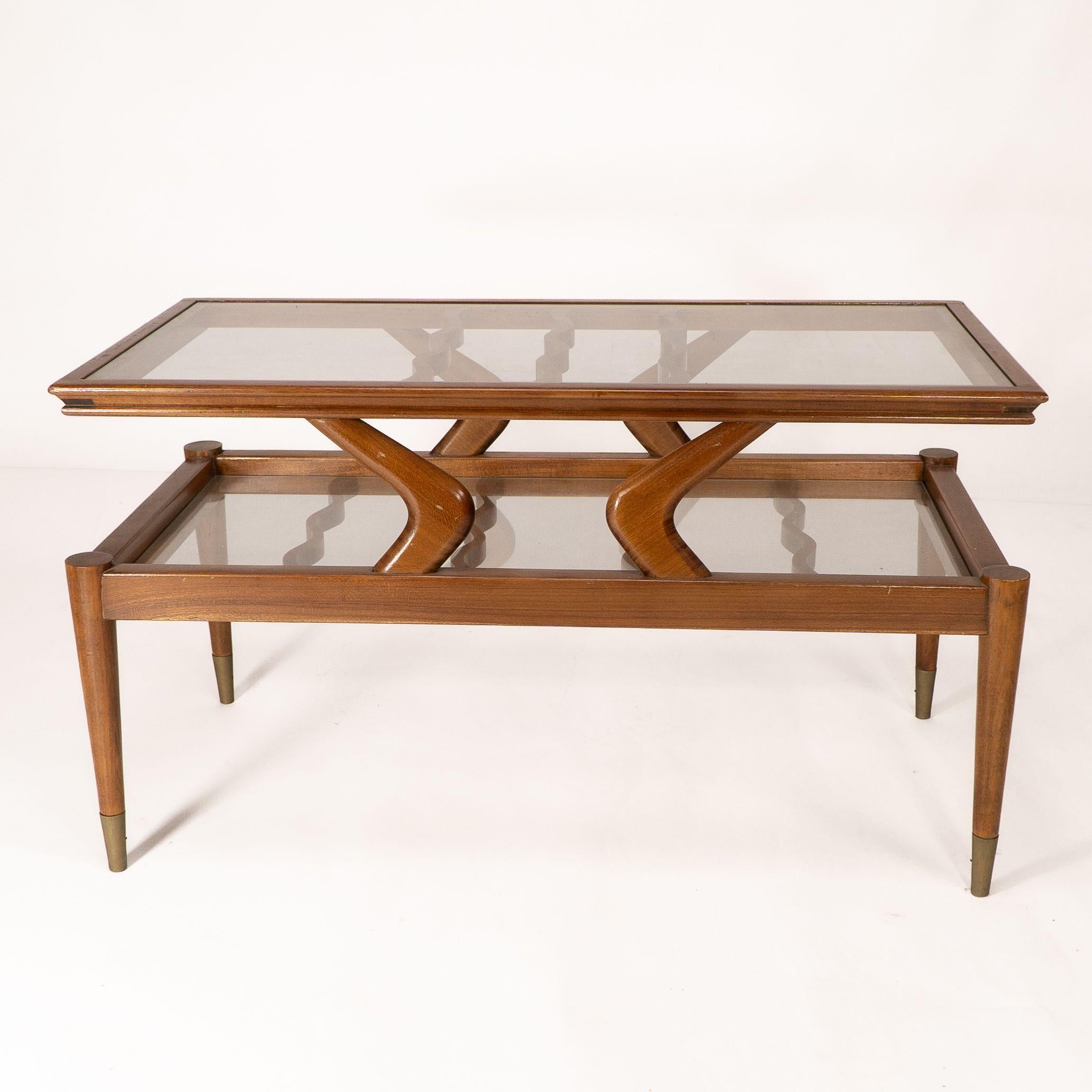 Verre Table basse italienne en teck à deux niveaux avec supports en verre ondulé en vente