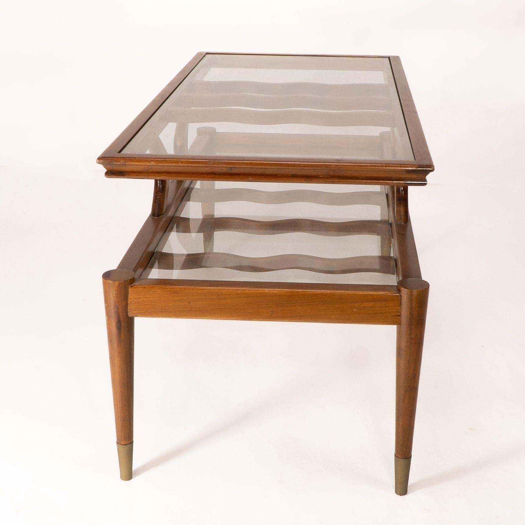 Table basse italienne en teck à deux niveaux avec supports en verre ondulé en vente 2