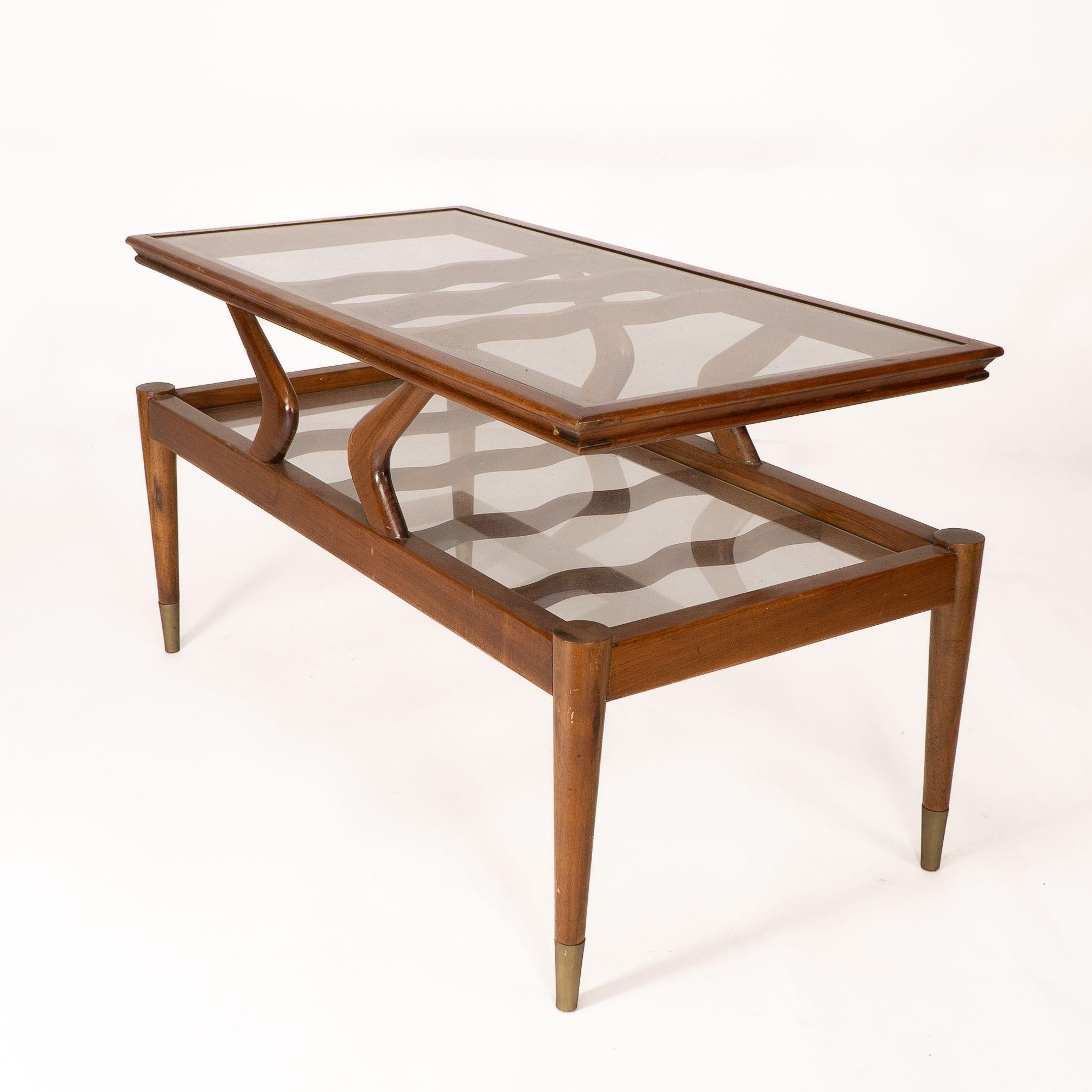 Table basse italienne en teck à deux niveaux avec supports en verre ondulé en vente 3