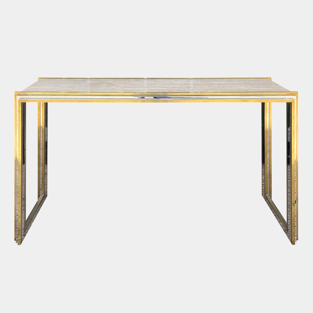 Grande table console en laiton et chrome avec un plateau en travertin italien poli. Bonne échelle et bonne forme. Attribué à Romeo Rega car très proche de son style et de sa qualité. Le cadre en laiton et en chrome est à la fois simple et élégant.