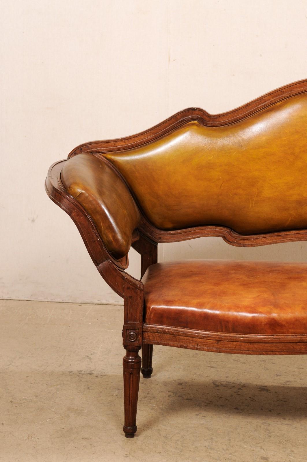 Gepolstertes und geschnitztes italienisches venezianisches Leder-Sofa, 19. Jahrhundert (Italienisch) im Angebot