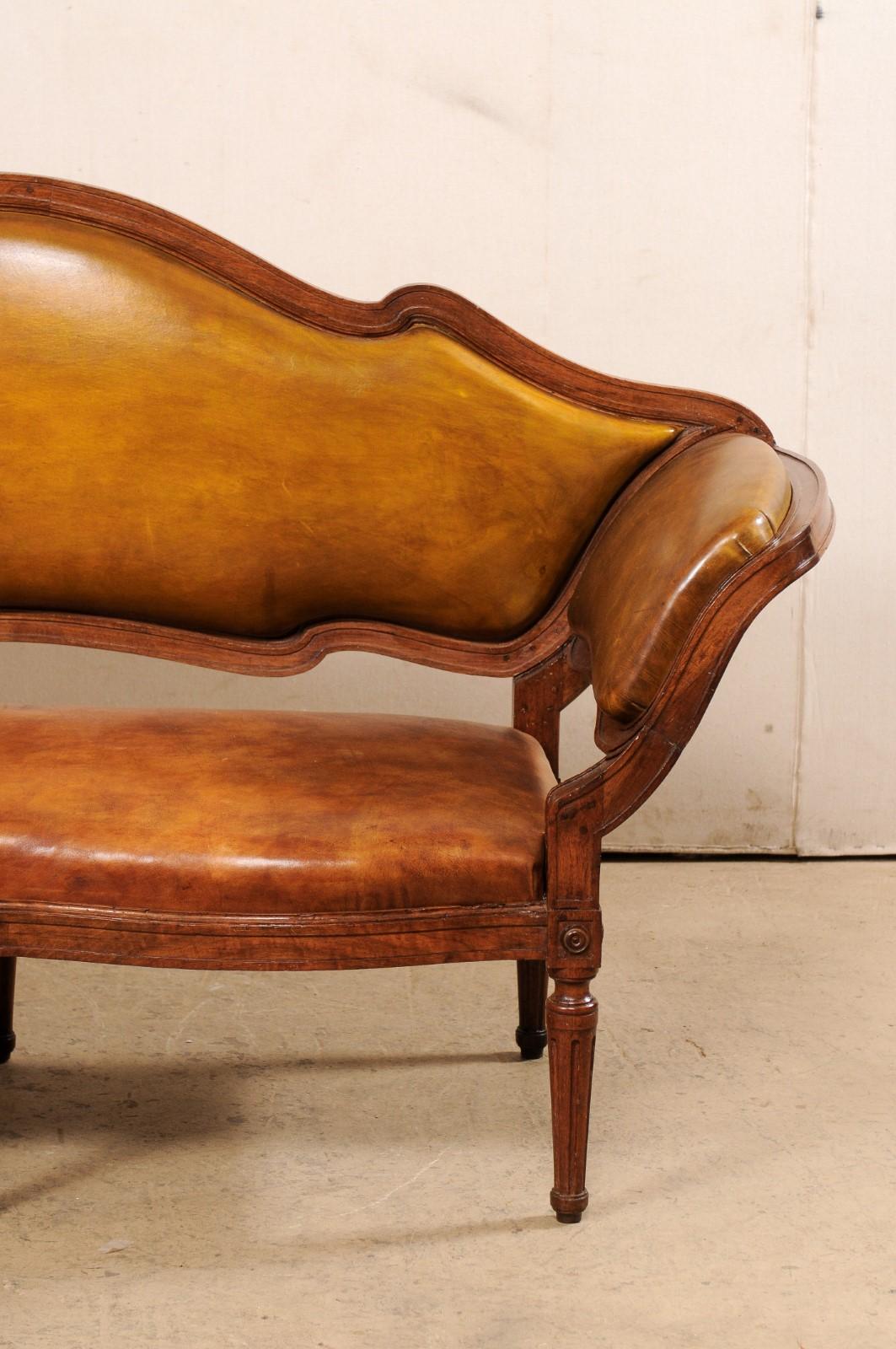 Gepolstertes und geschnitztes italienisches venezianisches Leder-Sofa, 19. Jahrhundert im Zustand „Gut“ im Angebot in Atlanta, GA