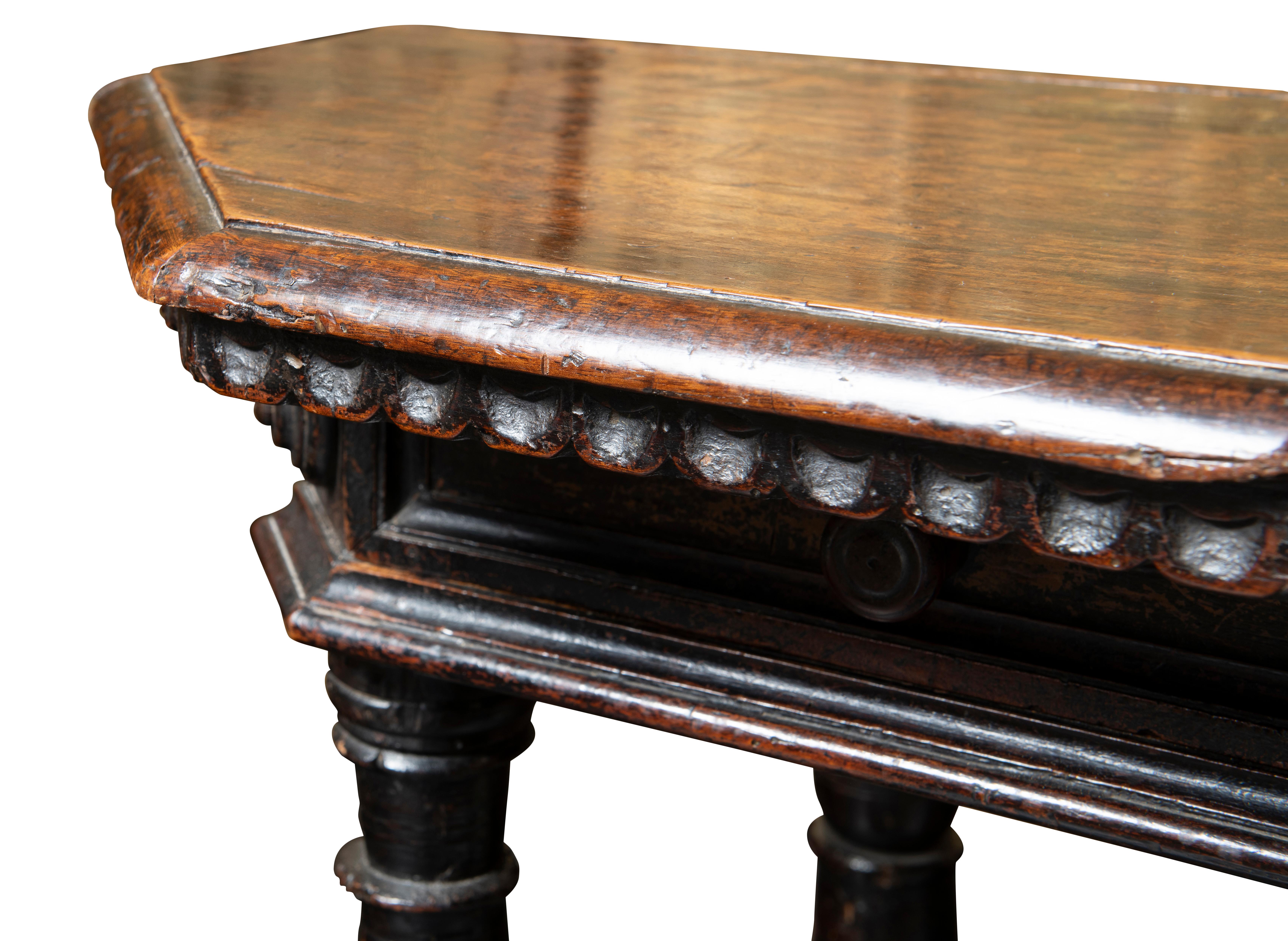 Mesa de biblioteca octogonal italiana de nogal, siglo XVII

Pequeña mesa de biblioteca italiana de nogal con tablero octogonal moldurado y cornisa dentil redondeada hueca sobre una sección de friso cuadrado panelado con un compartimento de un solo