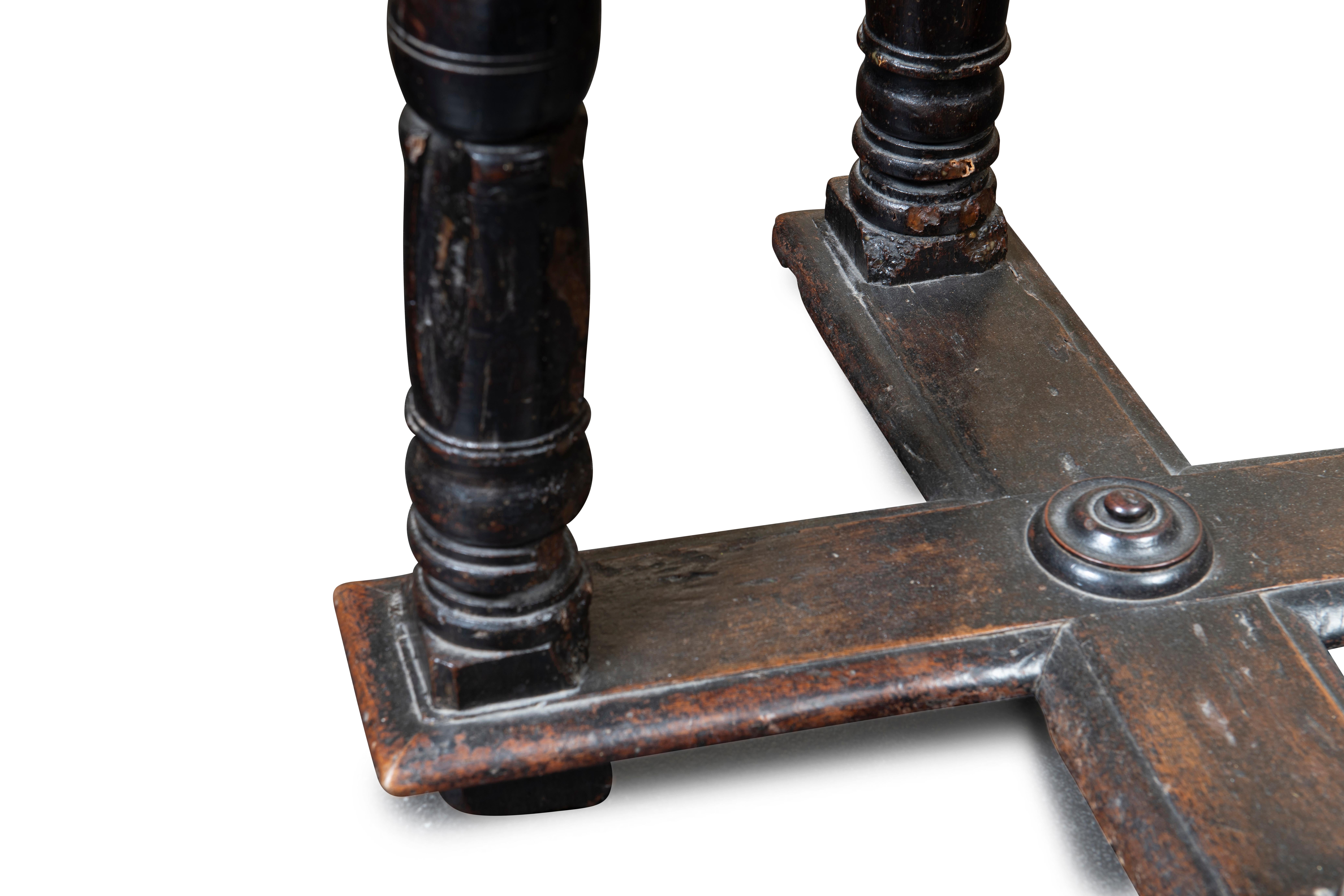 Mesa de biblioteca octogonal italiana de nogal, siglo XVII Italiano en venta
