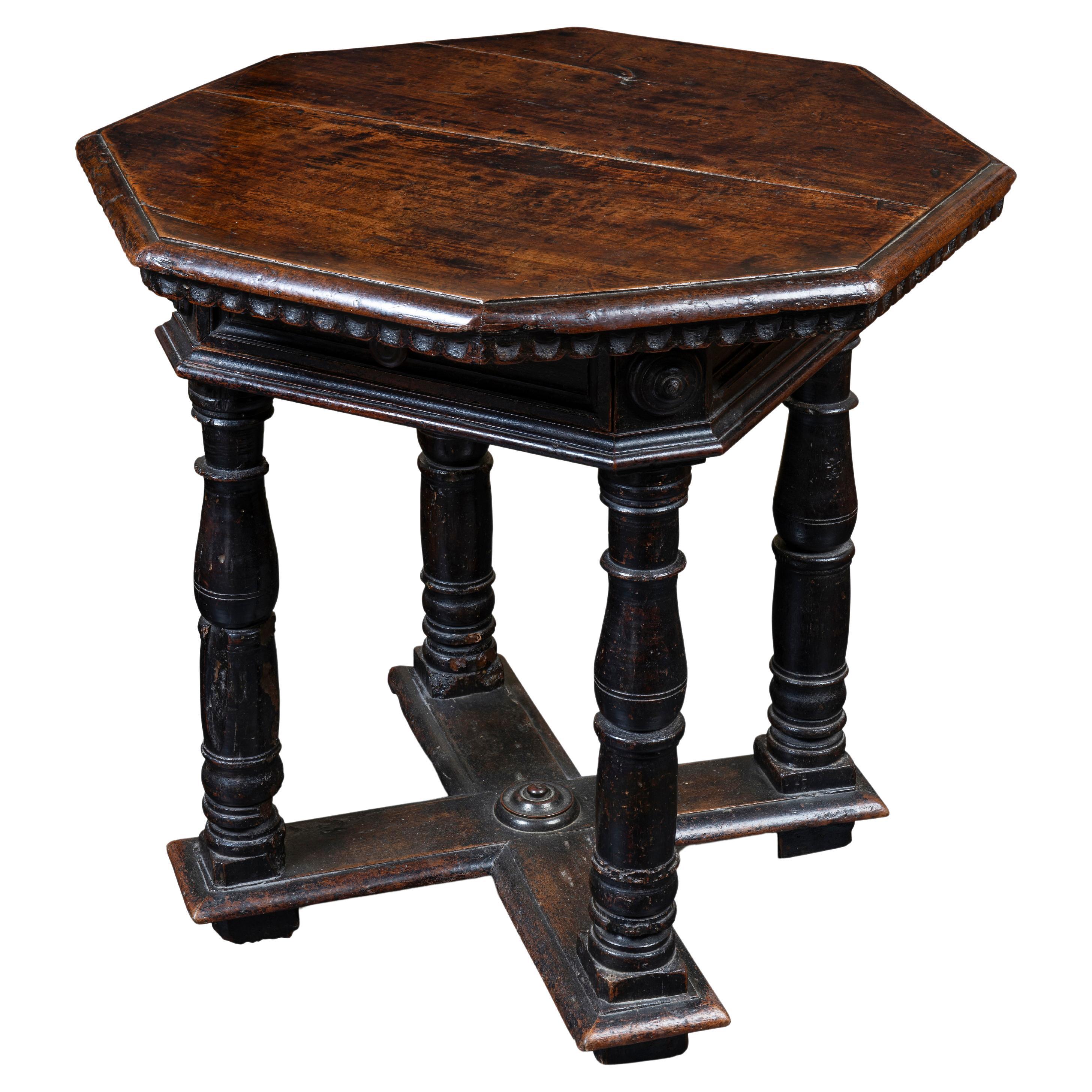 Mesa de biblioteca octogonal italiana de nogal, siglo XVII en venta