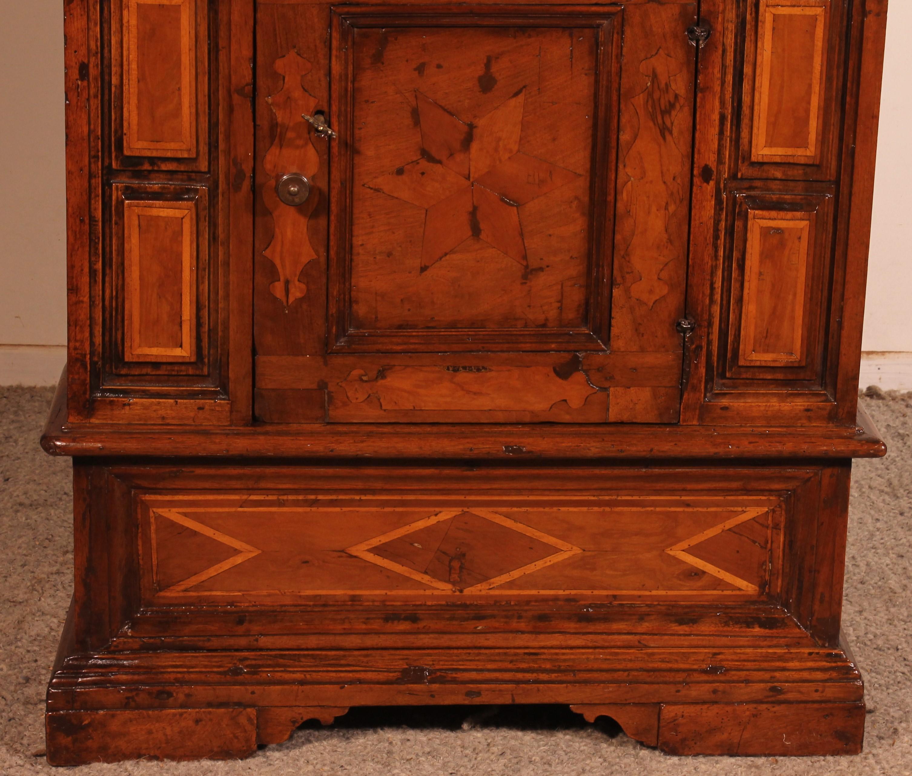 Elegant oratory or small sideboard in walnut from the beginning of the 17th century from italy

Very beautiful piece of furniture from the Italian Renaissance composed of a door with its lock and key and three drawers

Very beautiful top with a
