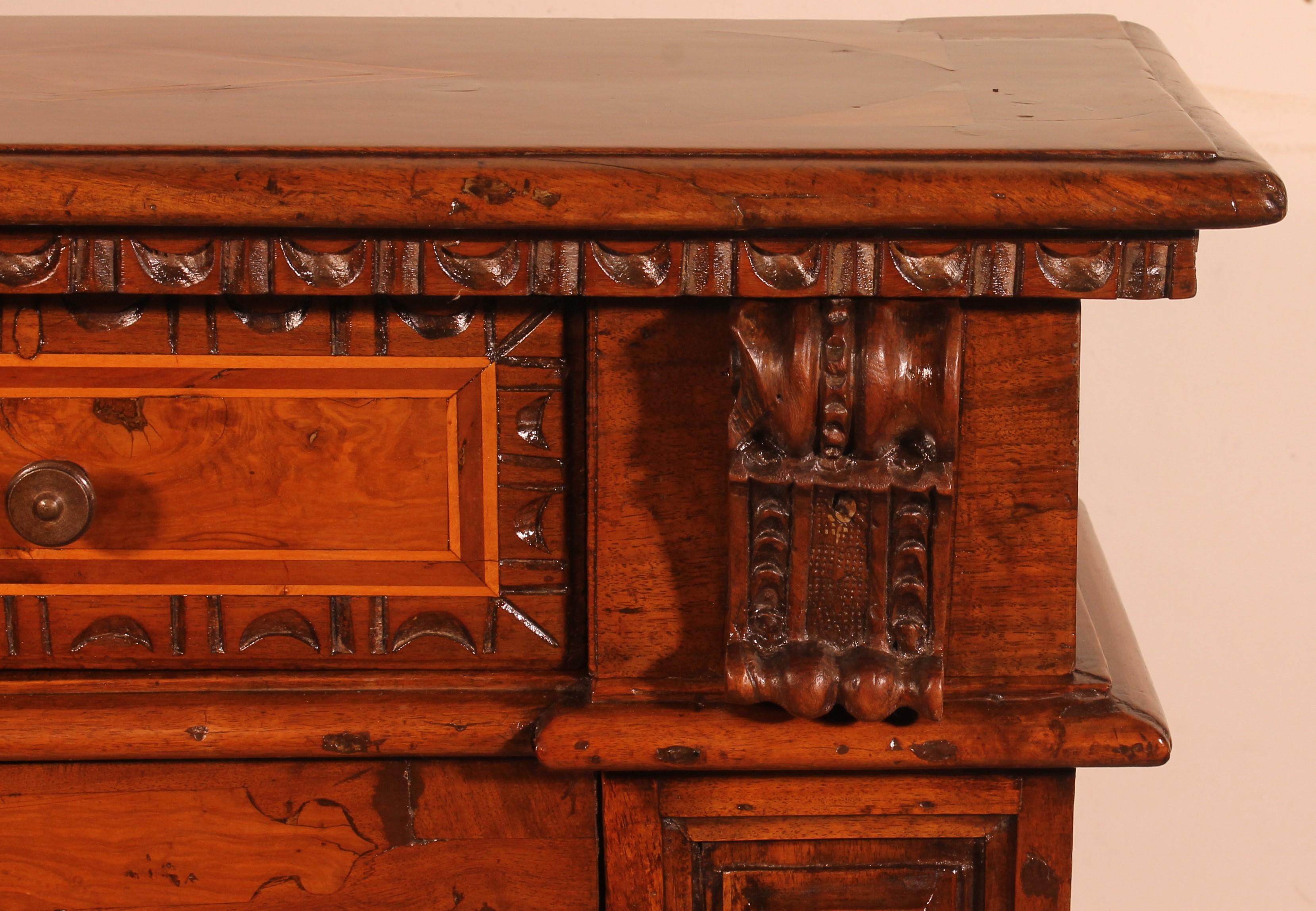 An Italian Walnut Oratory 17th Century In Good Condition For Sale In Brussels, Brussels