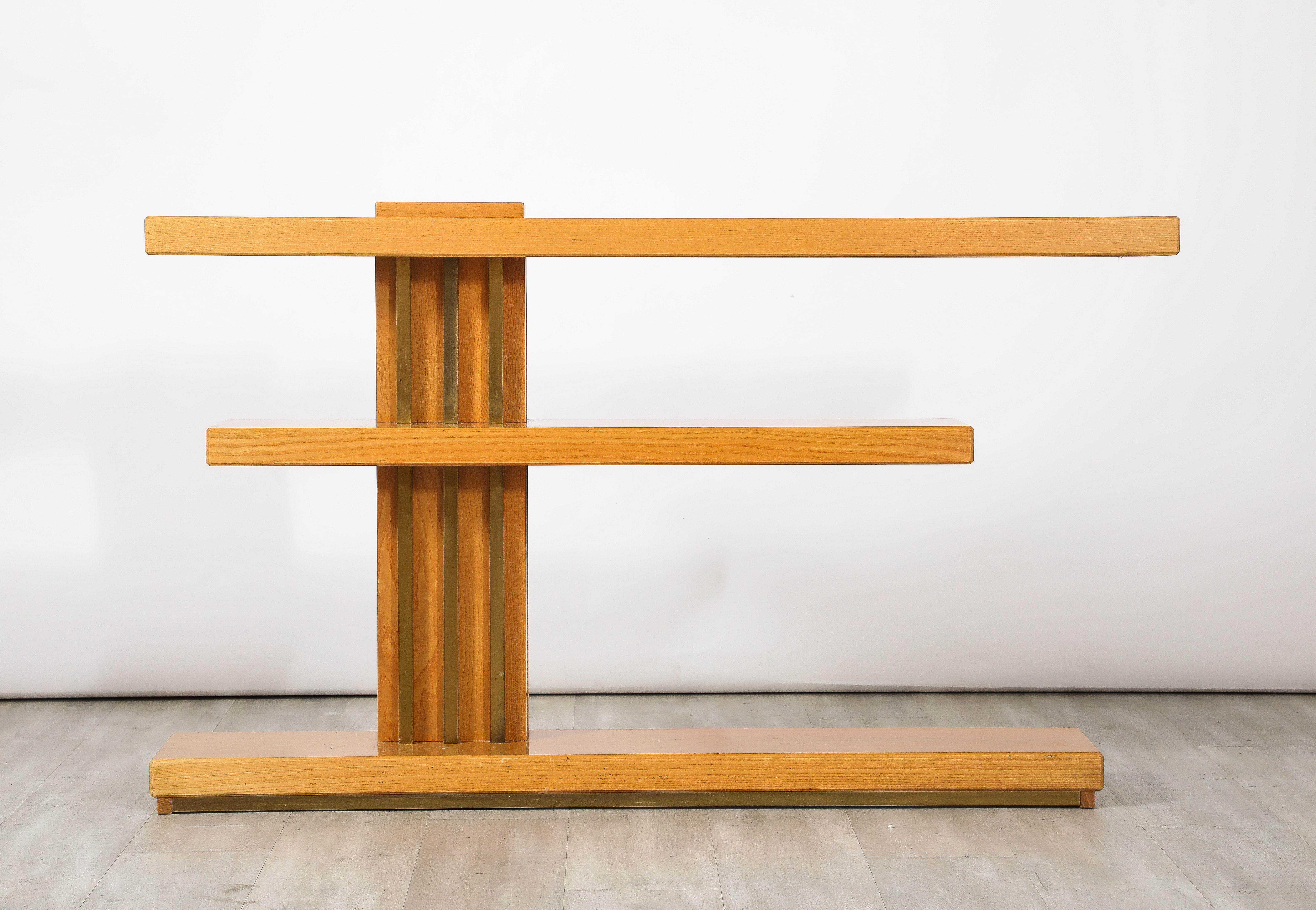 Ein dreistöckiges Regal oder eine Konsole aus Eschenholz mit einer Säulenstütze mit Messingdetails, die auf einem Messingsockel ruht.   
Italien, um 1970 
Größe: 32 1/4