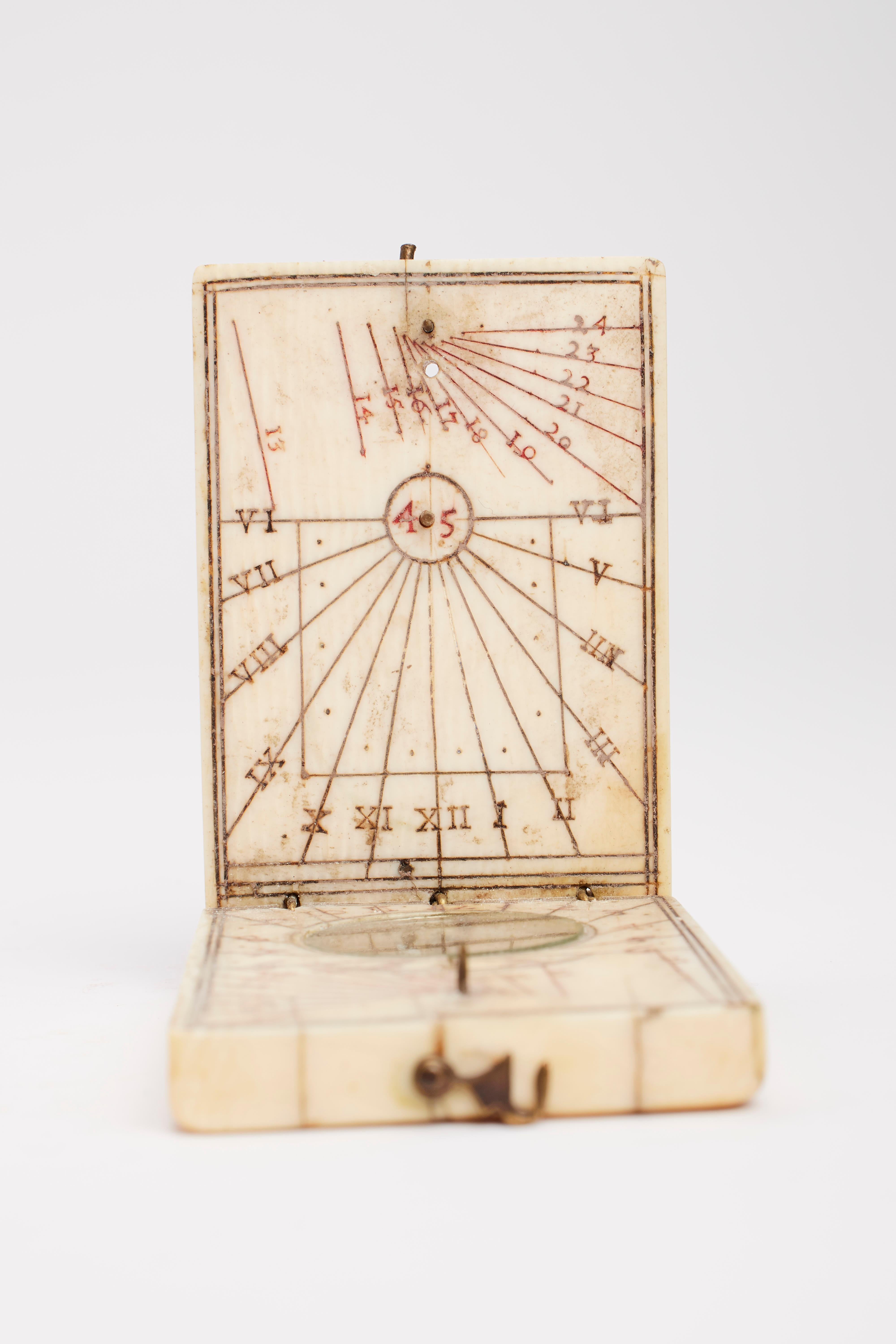 An ivory diptical sundial, Italy XVII century.  In Good Condition For Sale In Milan, IT