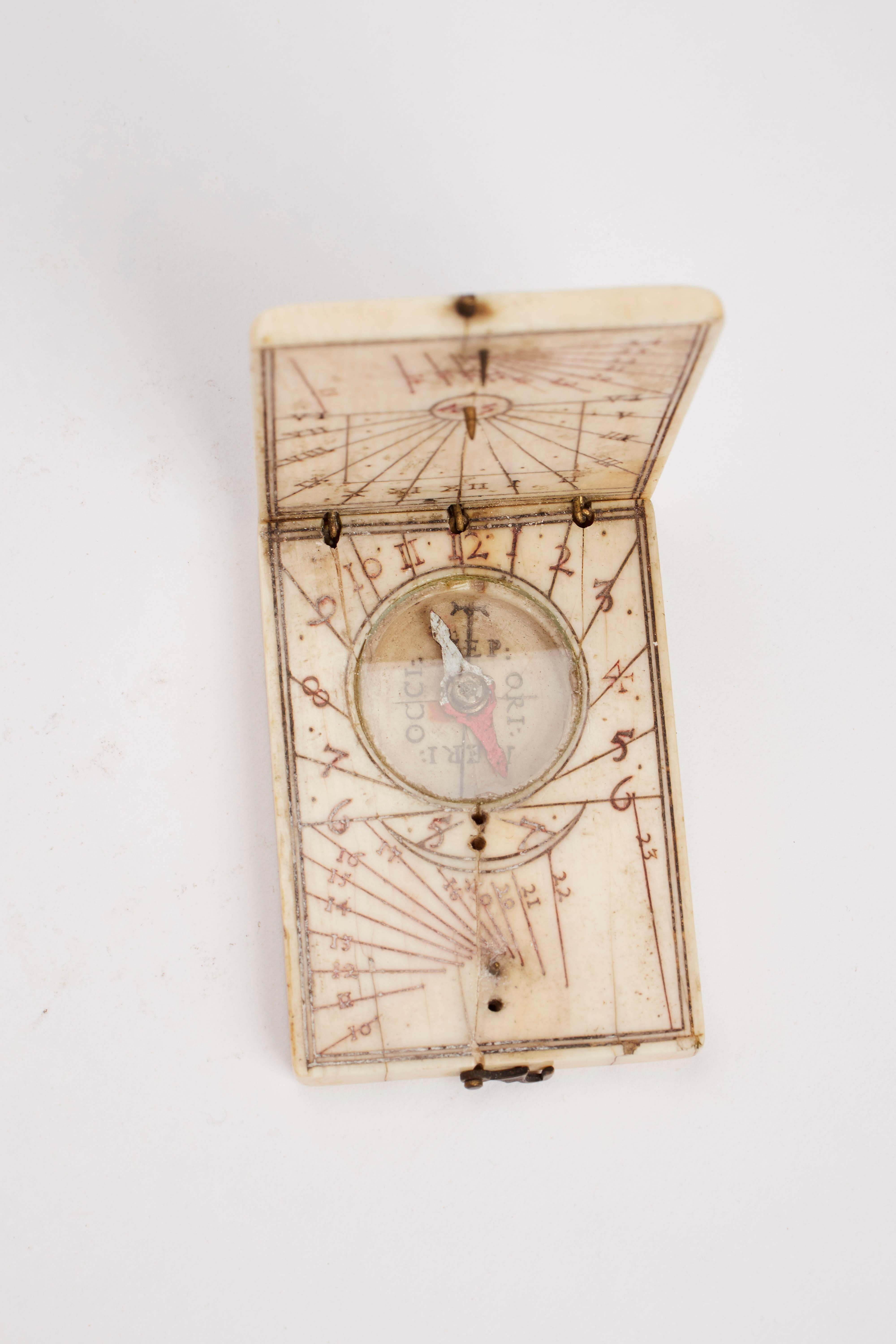 An ivory diptical sundial, Italy XVII century.  In Good Condition For Sale In Milan, IT