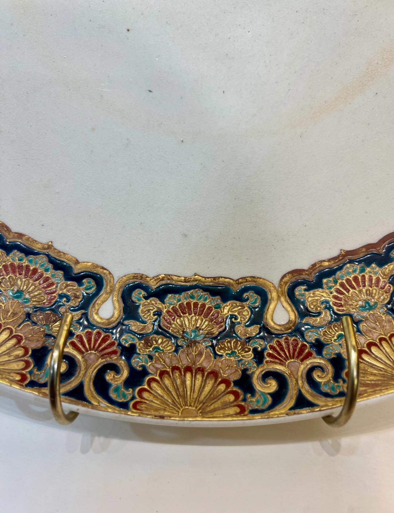 An Large Imperial Japanese Satsuma Charger By Masanobu, Meiji era In Good Condition For Sale In London, GB