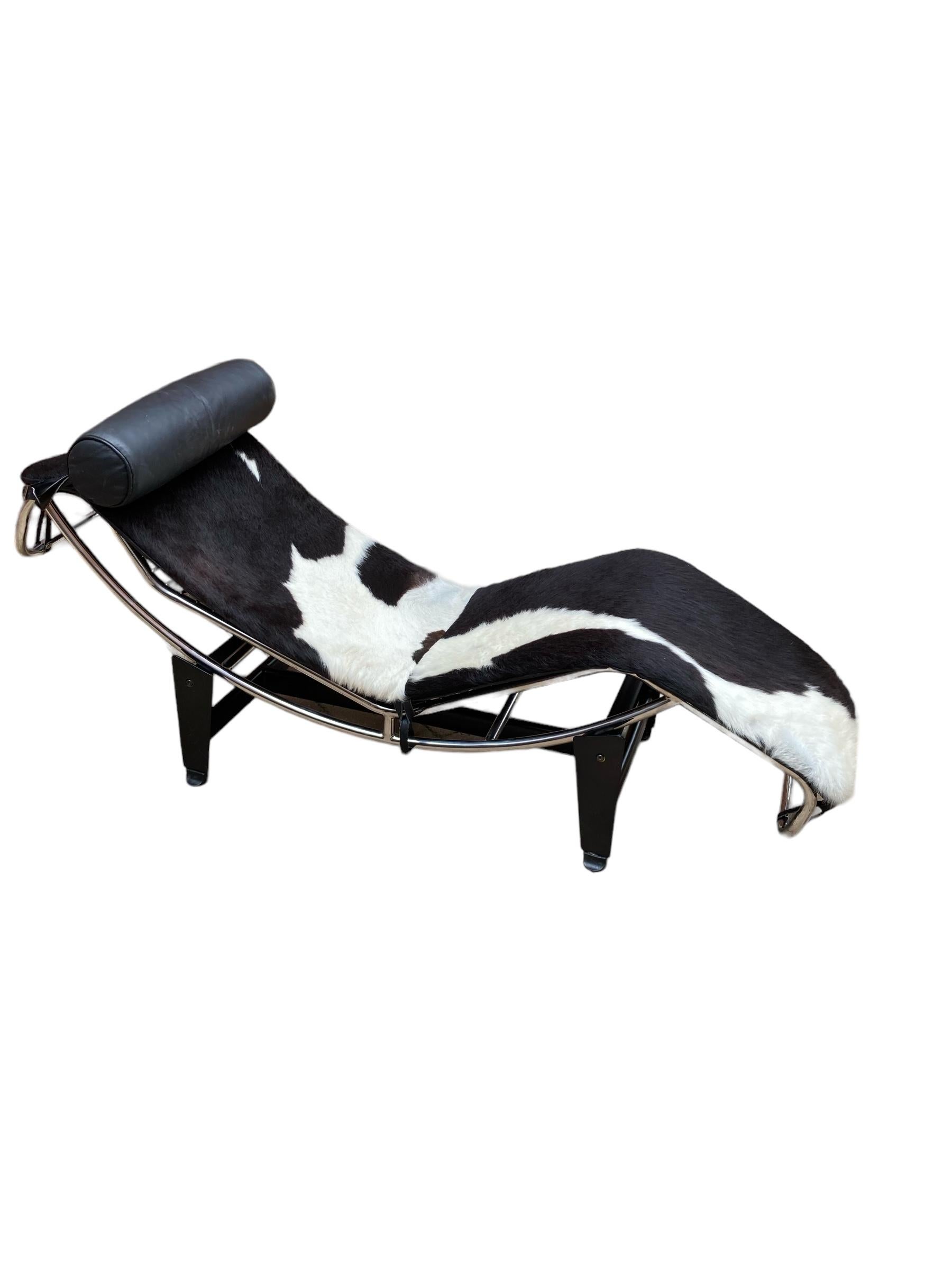 An 'LC4' Le Corbusier Style chaise longue, upholstered in pony hide In Good Condition In Bishop's Stortford, GB