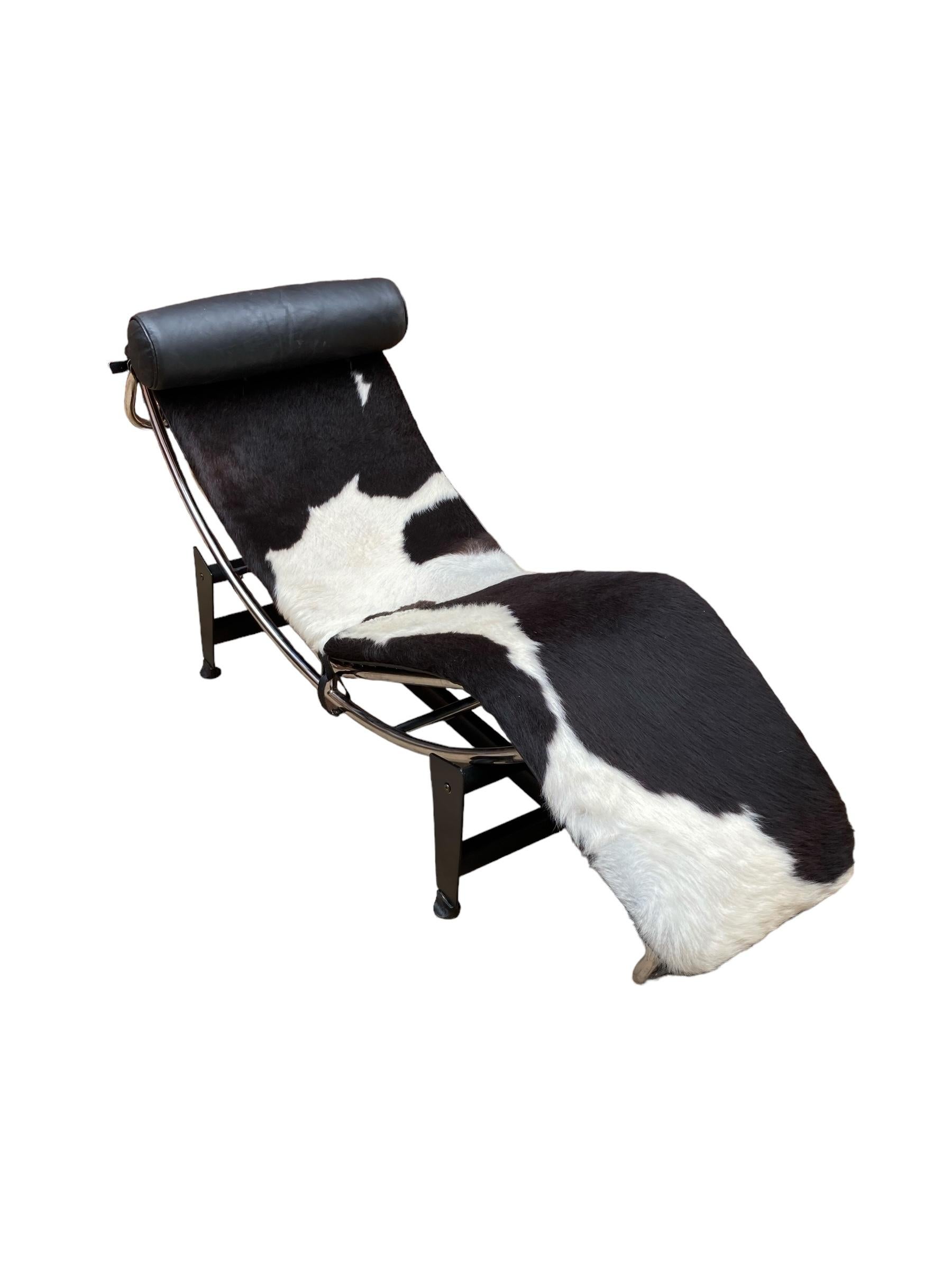 20th Century An 'LC4' Le Corbusier Style chaise longue, upholstered in pony hide