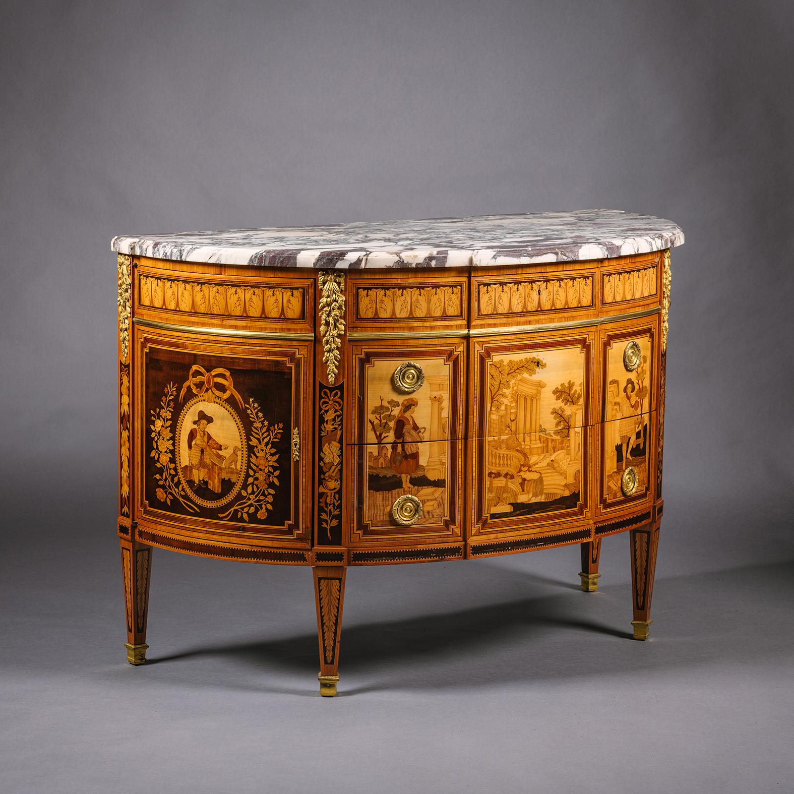 Importante commodo con piano in marmo intarsiato in stile Louis XVI di Paul Sormani.

Con due timbri sotto il piano di marmo 