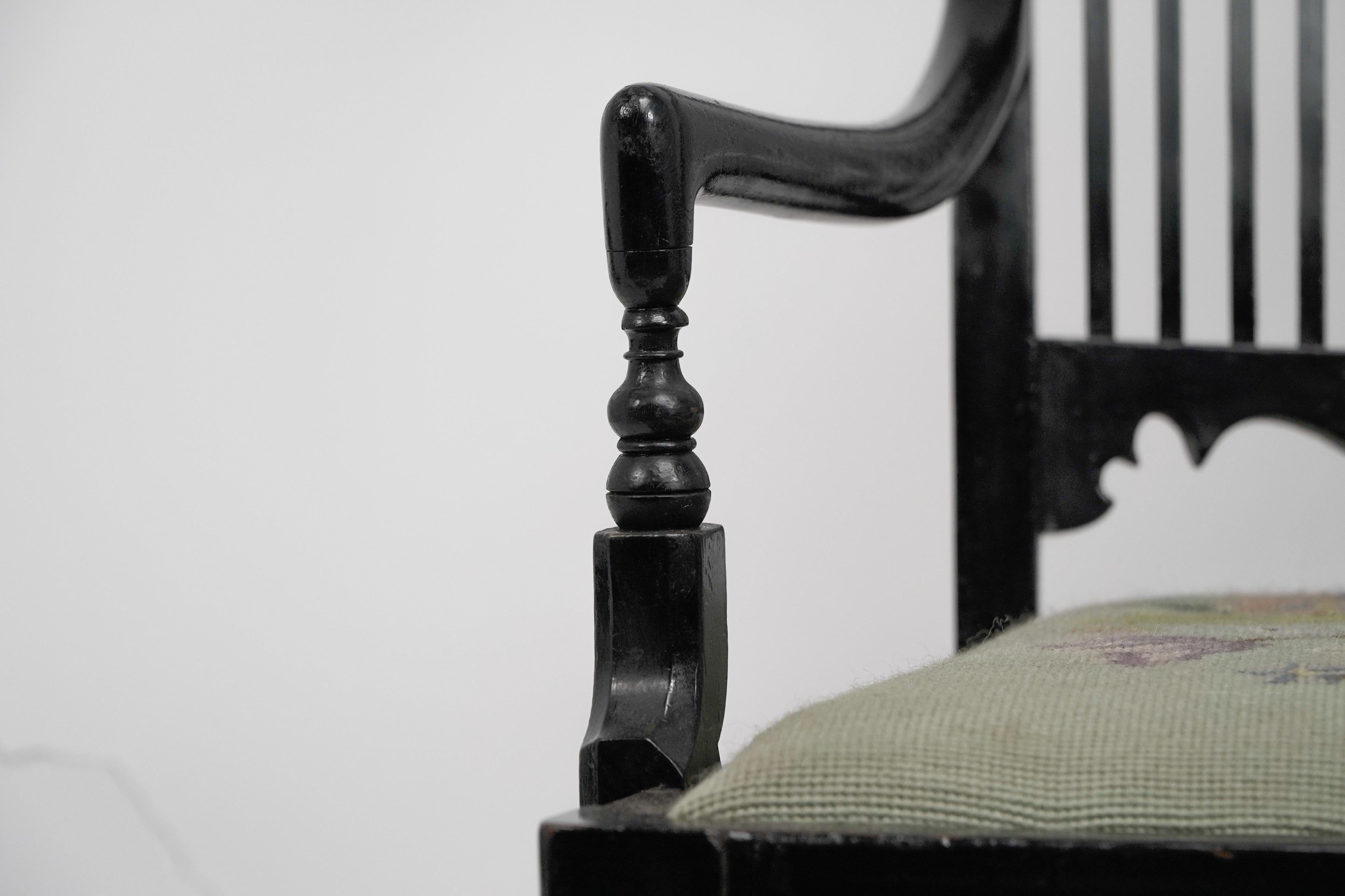 Liberty & Co Sessel mit geformter Rückenlehne und mashrabiya- Drechselungen zum Kopfstützen. im Angebot 2