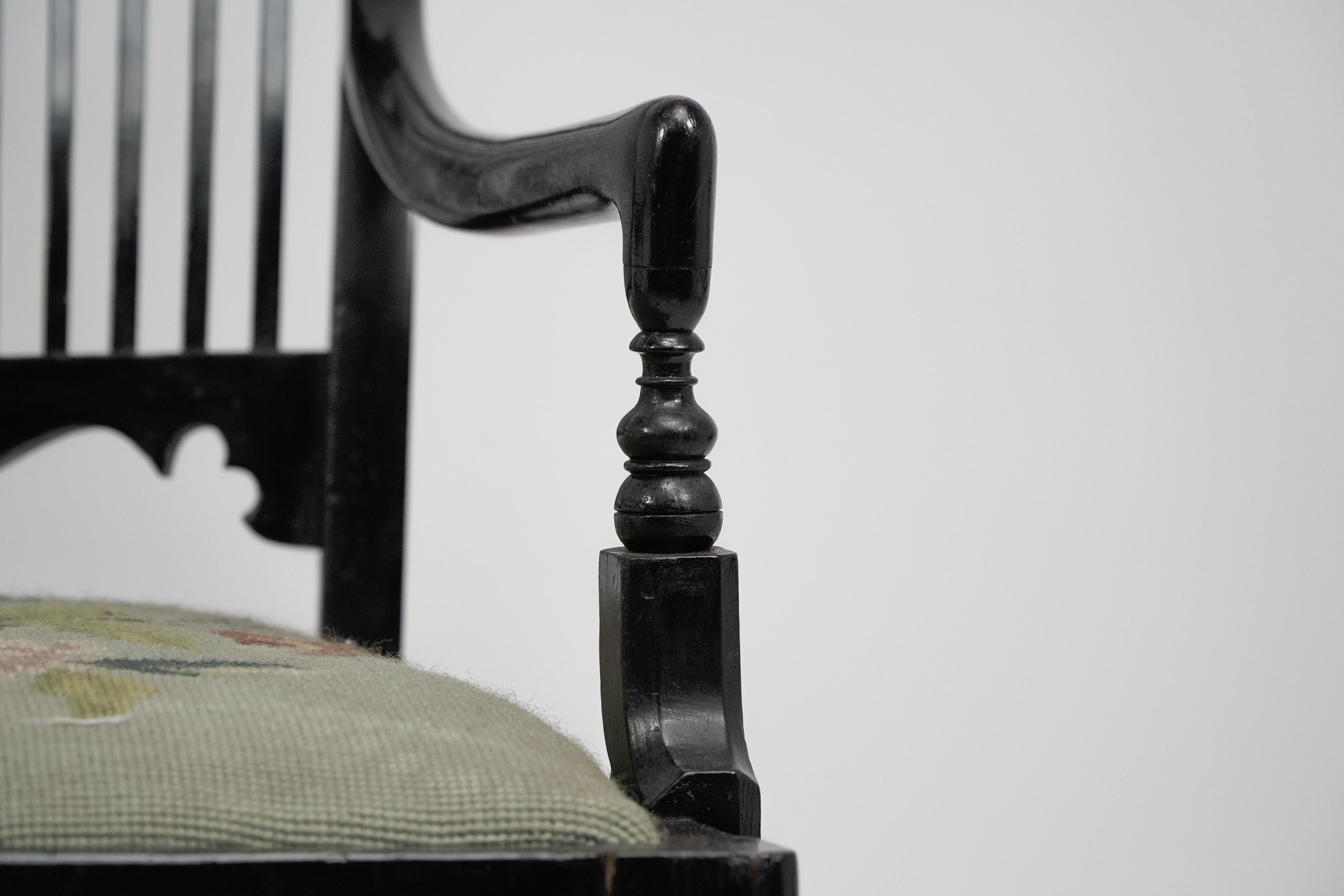 Liberty & Co Sessel mit geformter Rückenlehne und mashrabiya- Drechselungen zum Kopfstützen. im Angebot 4
