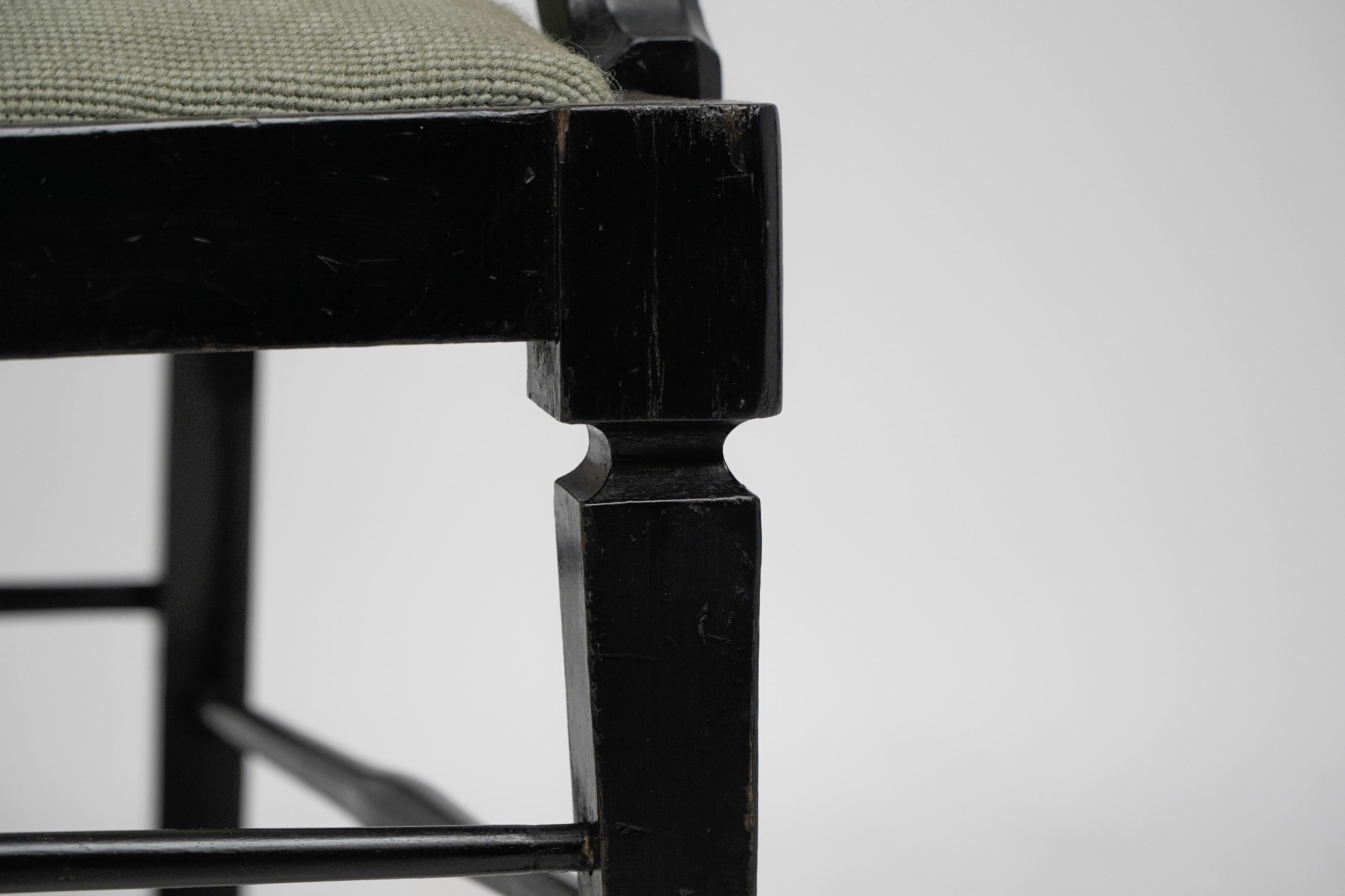 Liberty & Co Sessel mit geformter Rückenlehne und mashrabiya- Drechselungen zum Kopfstützen. im Angebot 6