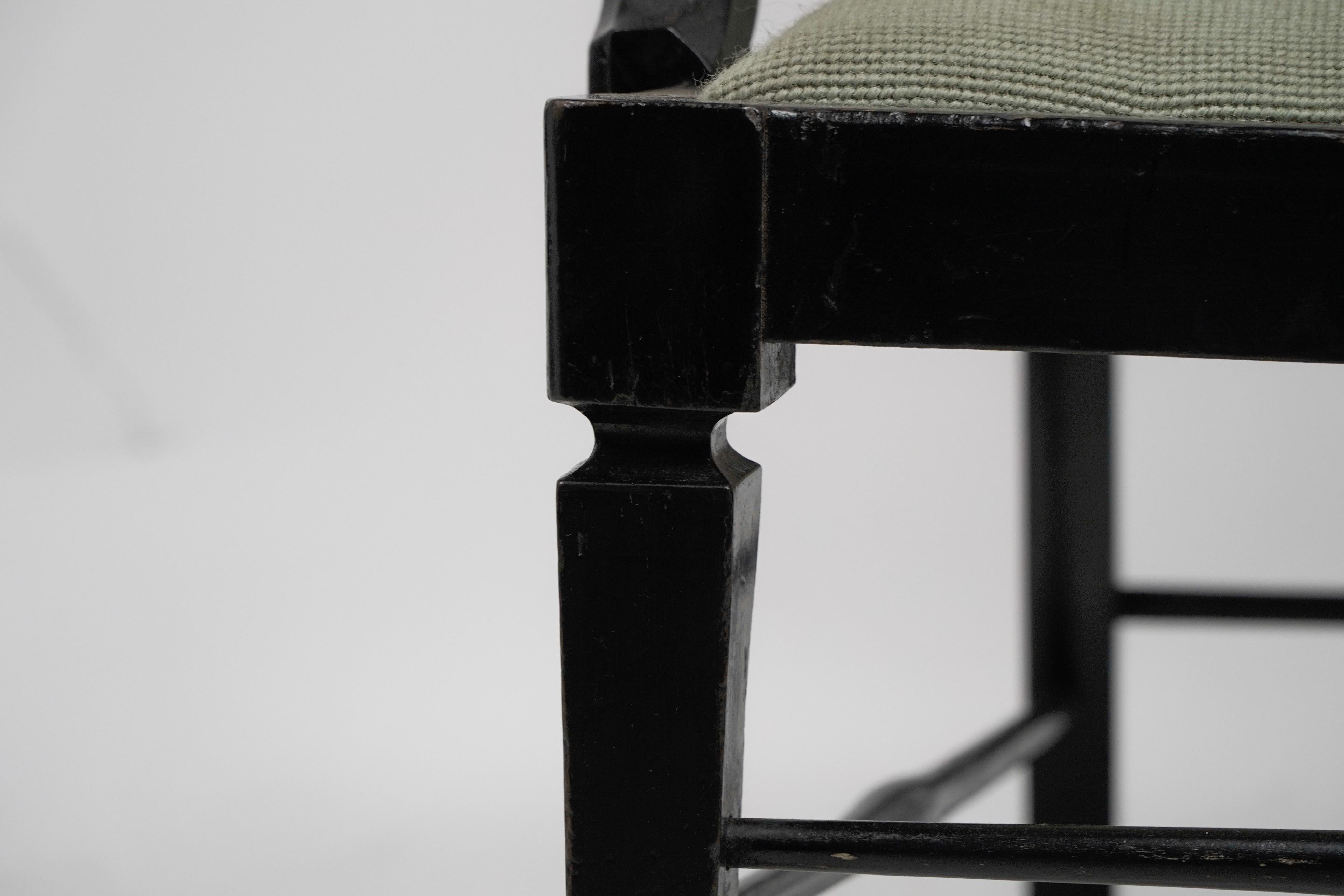 Liberty & Co Sessel mit geformter Rückenlehne und mashrabiya- Drechselungen zum Kopfstützen. im Angebot 7