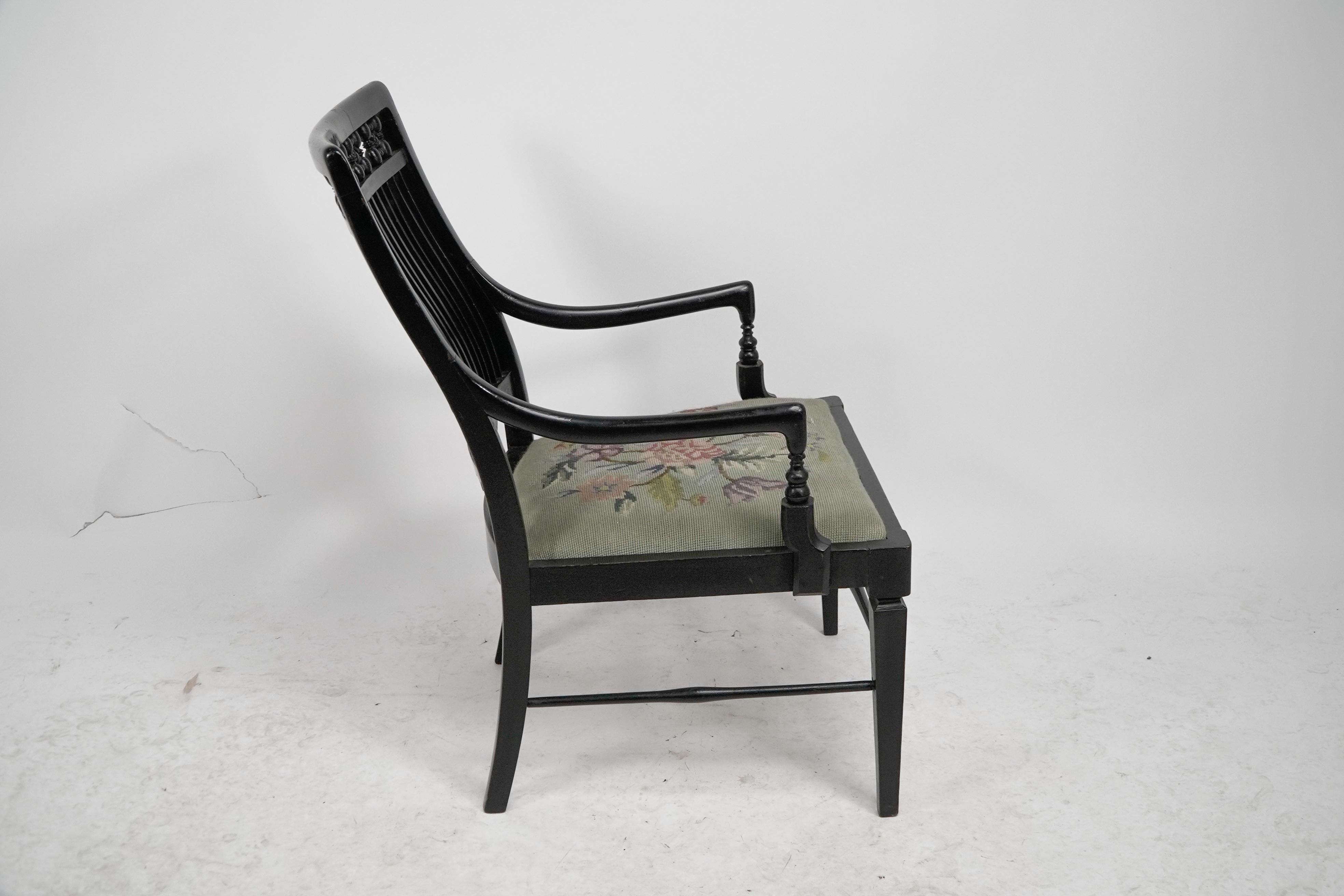 Liberty & Co Sessel mit geformter Rückenlehne und mashrabiya- Drechselungen zum Kopfstützen. (Spätes 19. Jahrhundert) im Angebot