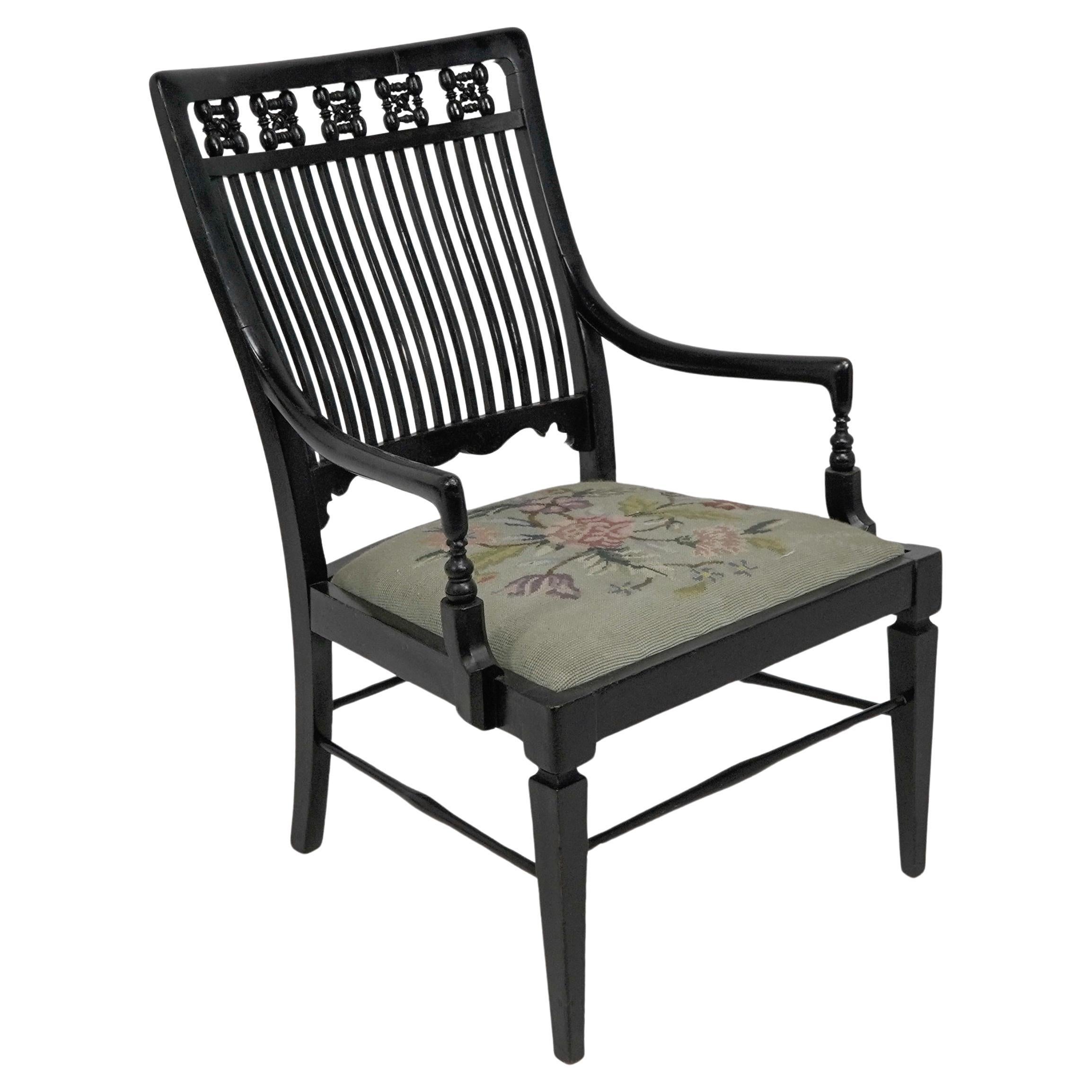 Liberty & Co Sessel mit geformter Rückenlehne und mashrabiya- Drechselungen zum Kopfstützen.