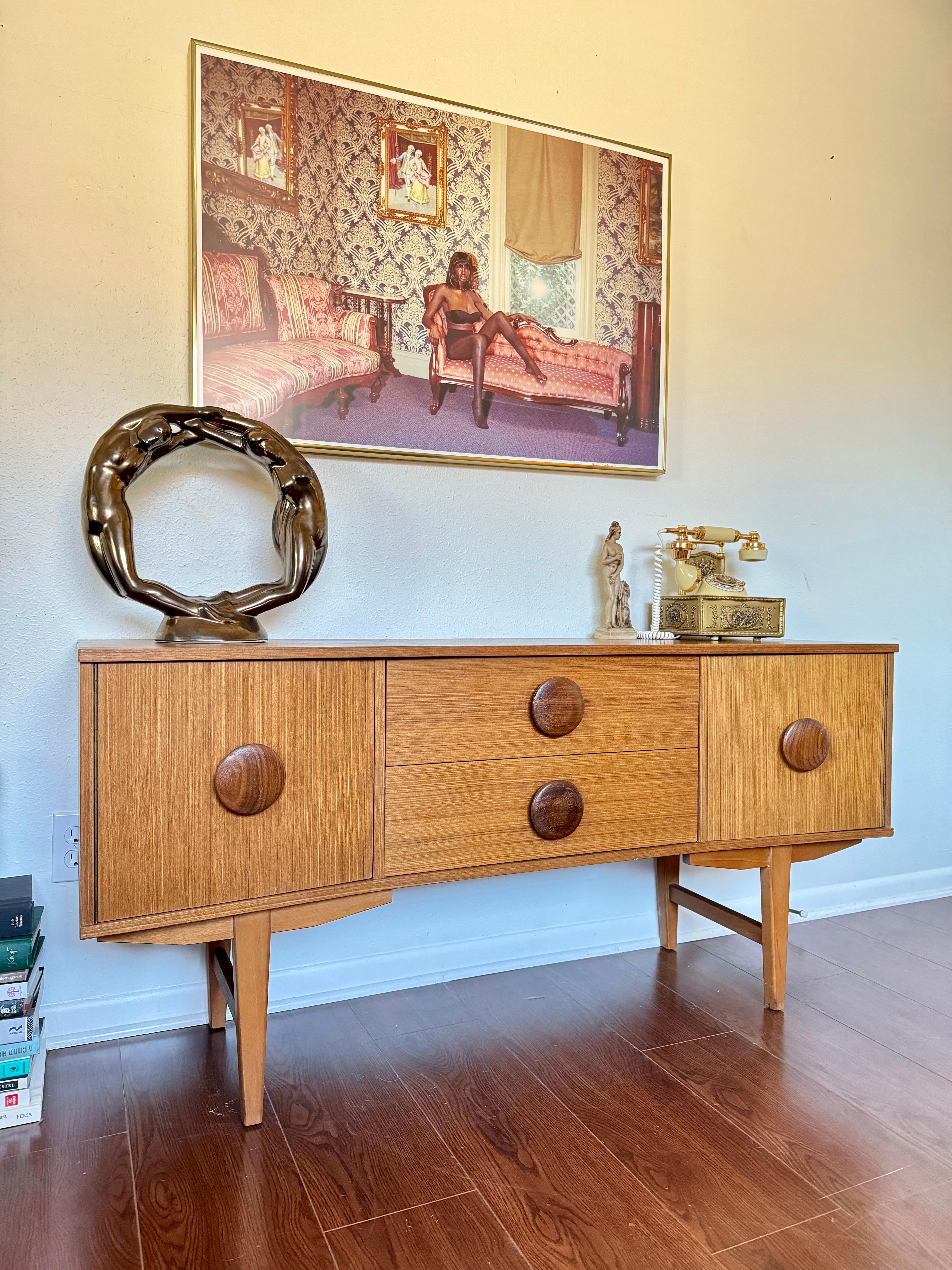 An MCM petite sideboard with button pulls, circa 1960s In Good Condition In Houston, TX