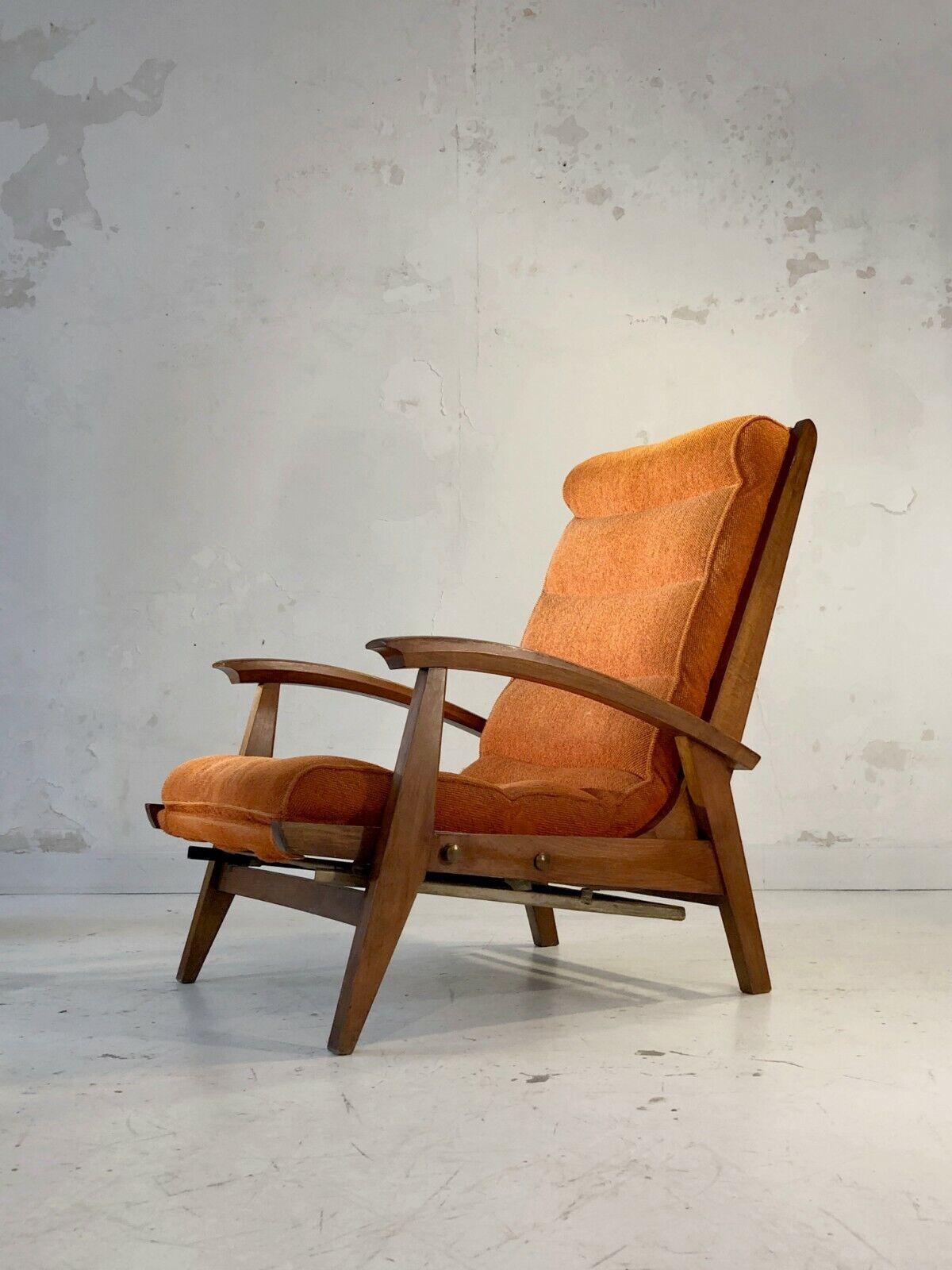 A very comfortable system armchair, Modernist, dynamic solid oak structure and original seat in excellent quality orange fabric, by Guy Besnard, Free-Span edition, France 1950.
A very simple system (2 brass buttons to engage simultaneously) allows