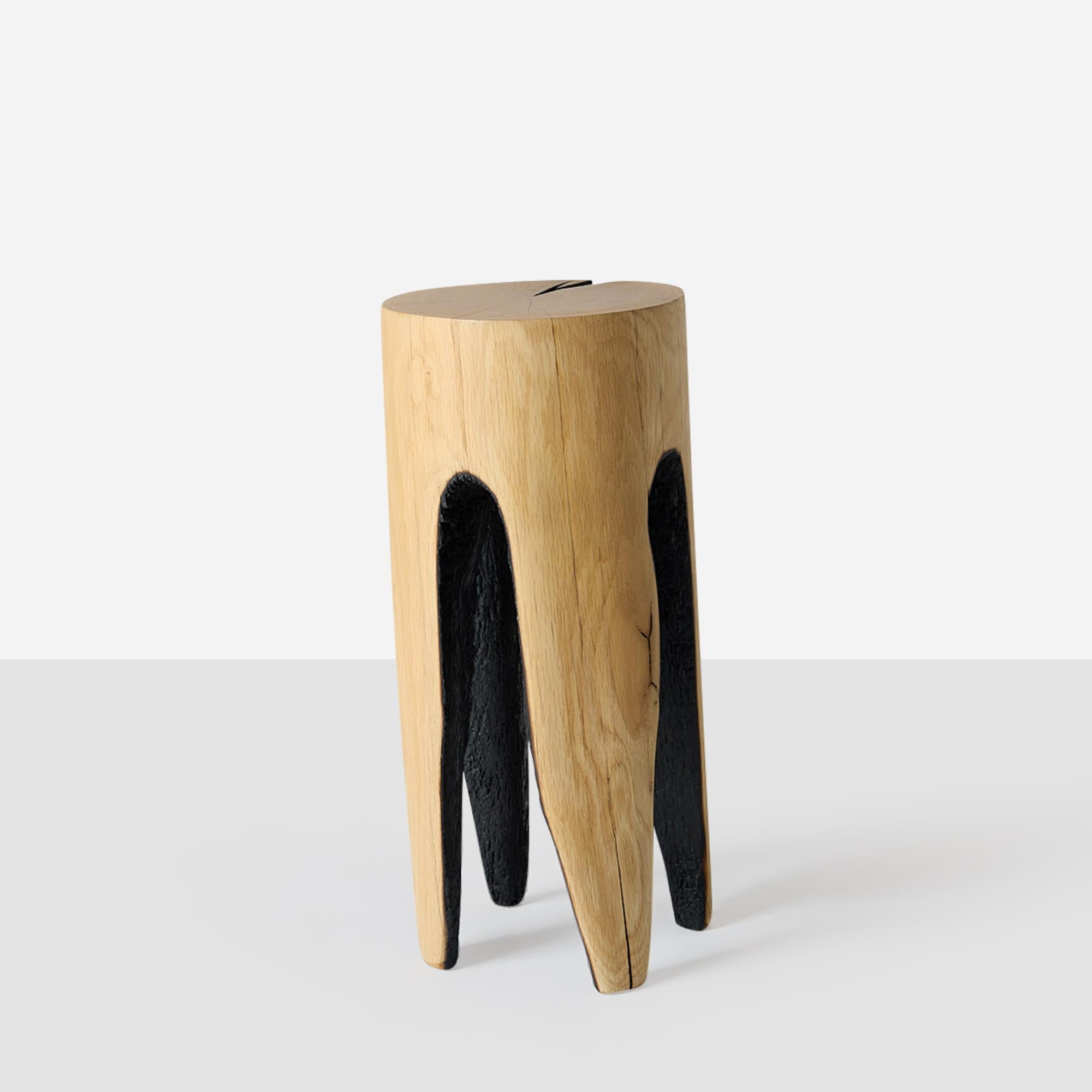 Tabouret formé par le creusement de troncs de chêne à l'aide du feu. Le chêne provient d'arbres tombés naturellement et tous sont fabriqués par l'artiste belge Kaspar Hamacher. 
