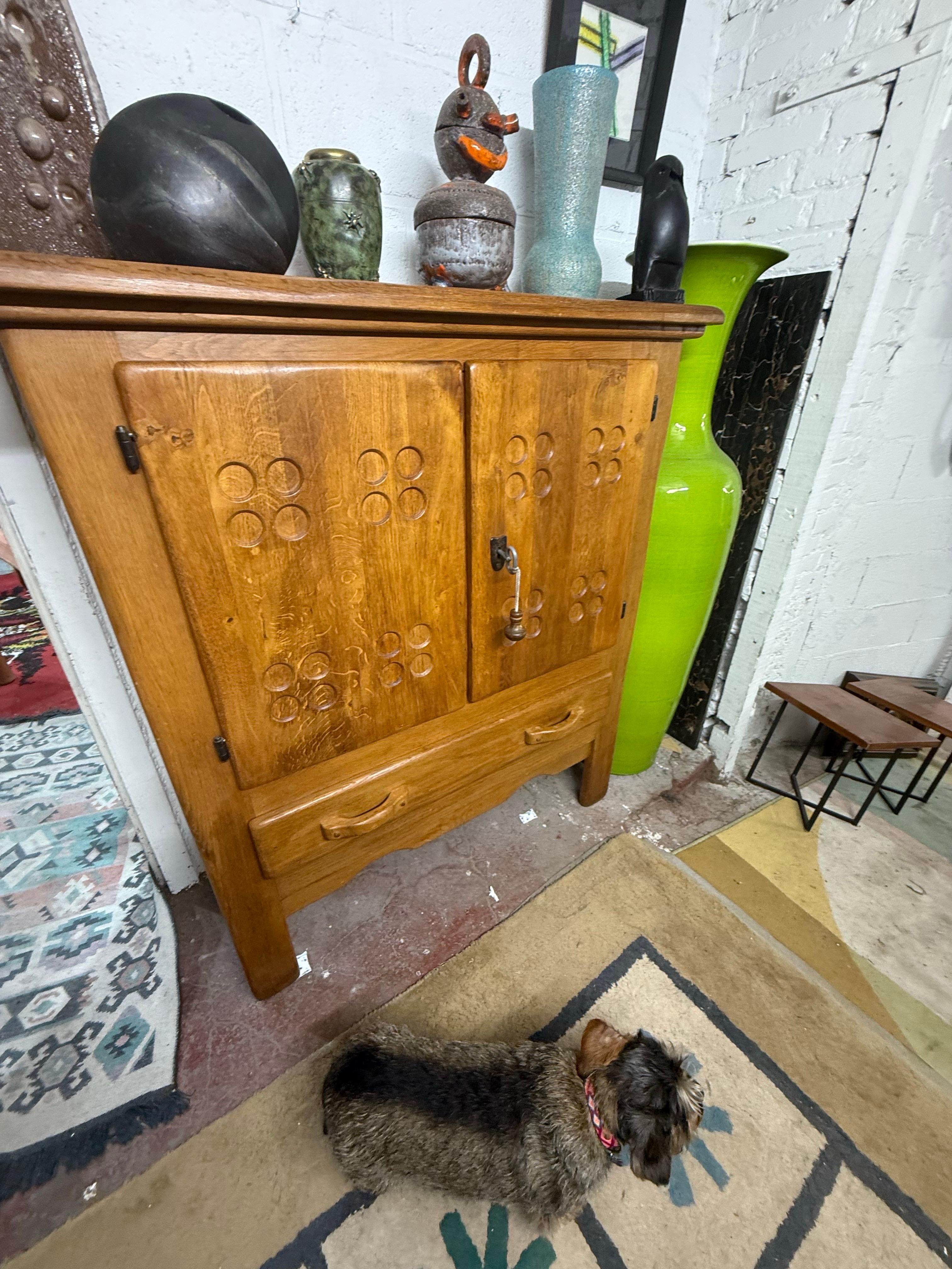 Un armario brutalista de roble Belga en venta