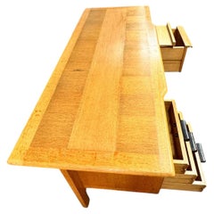 Una scrivania di Oak Guillerme et Chambron con maniglie in ceramica