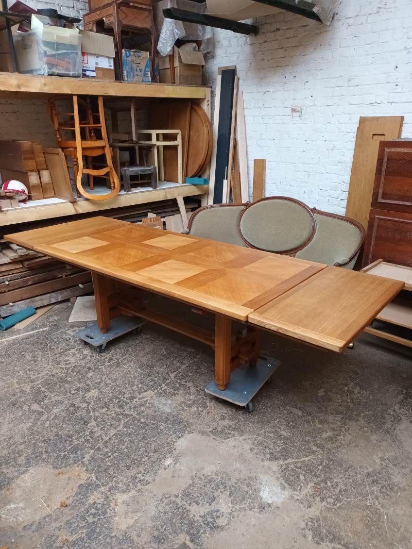 Modern An oak Guillerme et Chambron dining table For Sale