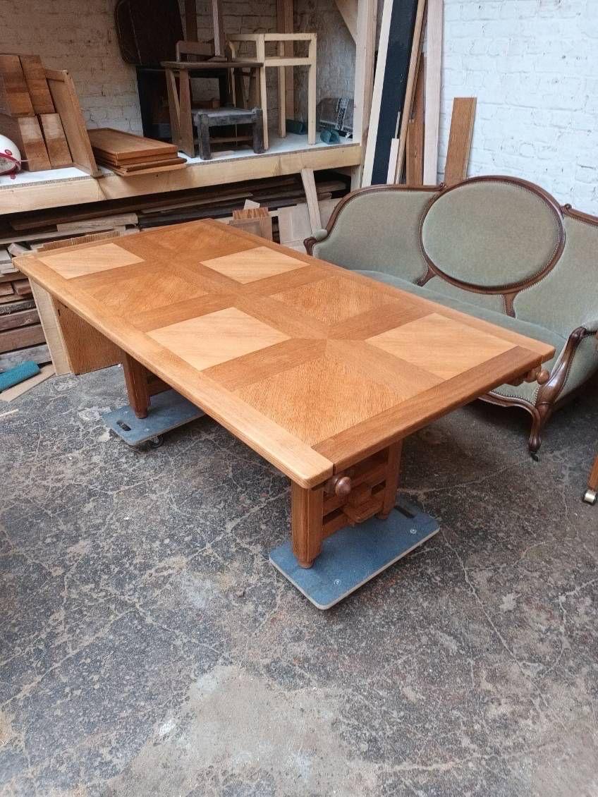 An oak Guillerme et Chambron dining table In Good Condition For Sale In Saint-Ouen, FR