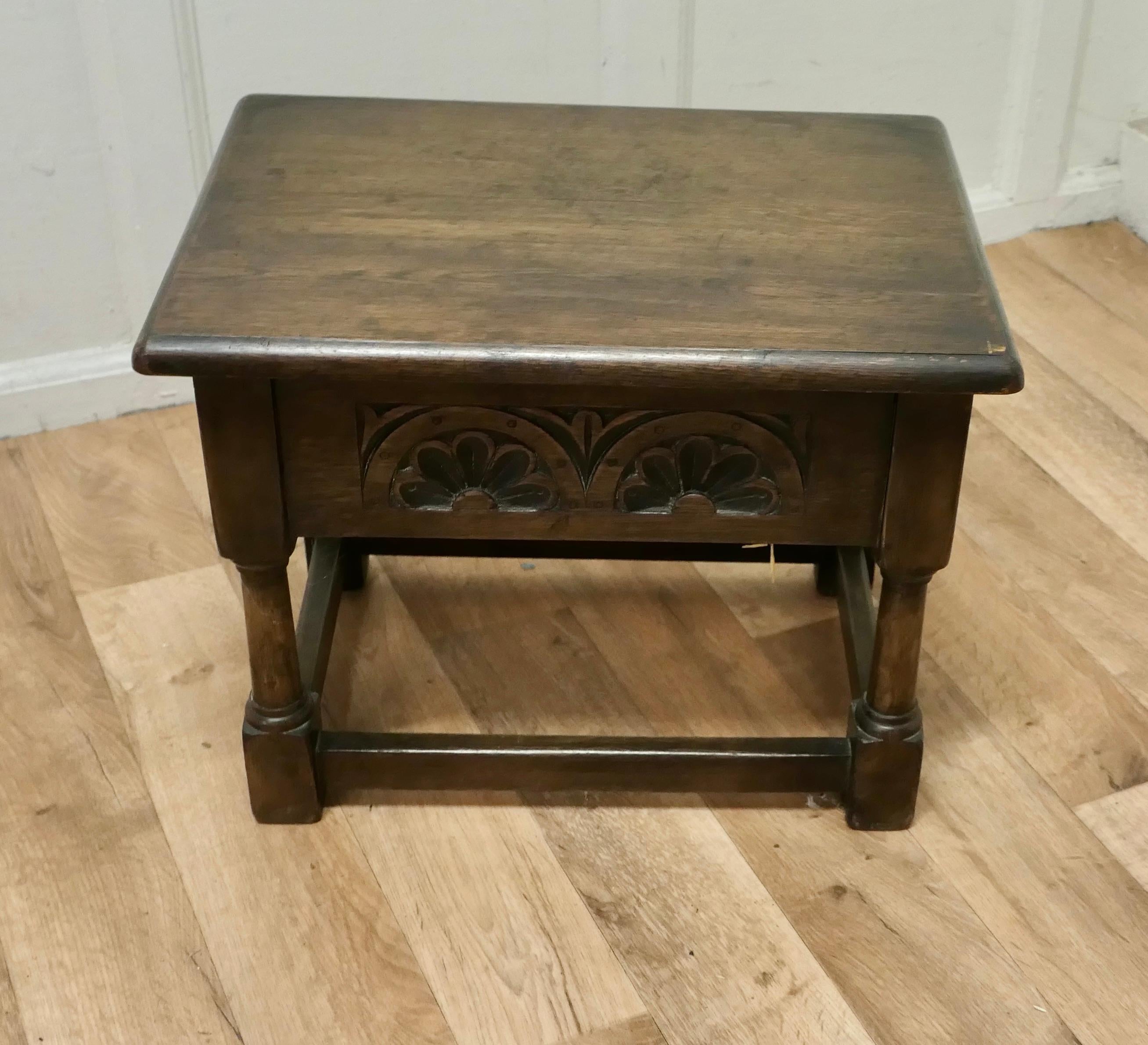 An Oak Joint coffin stool, occasional table, sewing box

This a good Oak Joint or Joined Stool which has the added advantage of an opening top with a storage compartment inside
This is a good solid stool, with a good colour, just open the top for