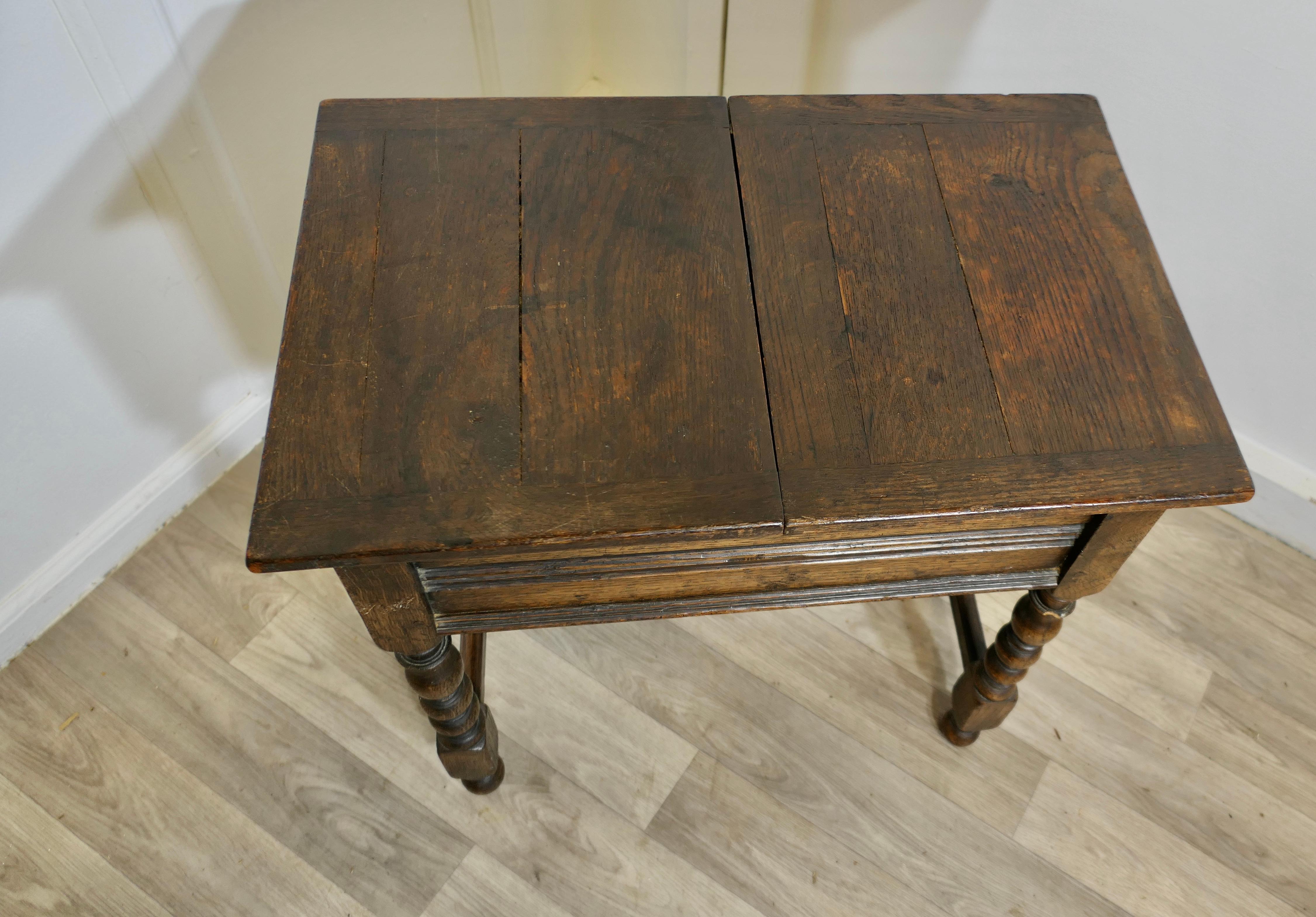 Tabouret joint en chêne, table d'appoint, boîte à couture Bon état - En vente à Godshill, Isle of Wight