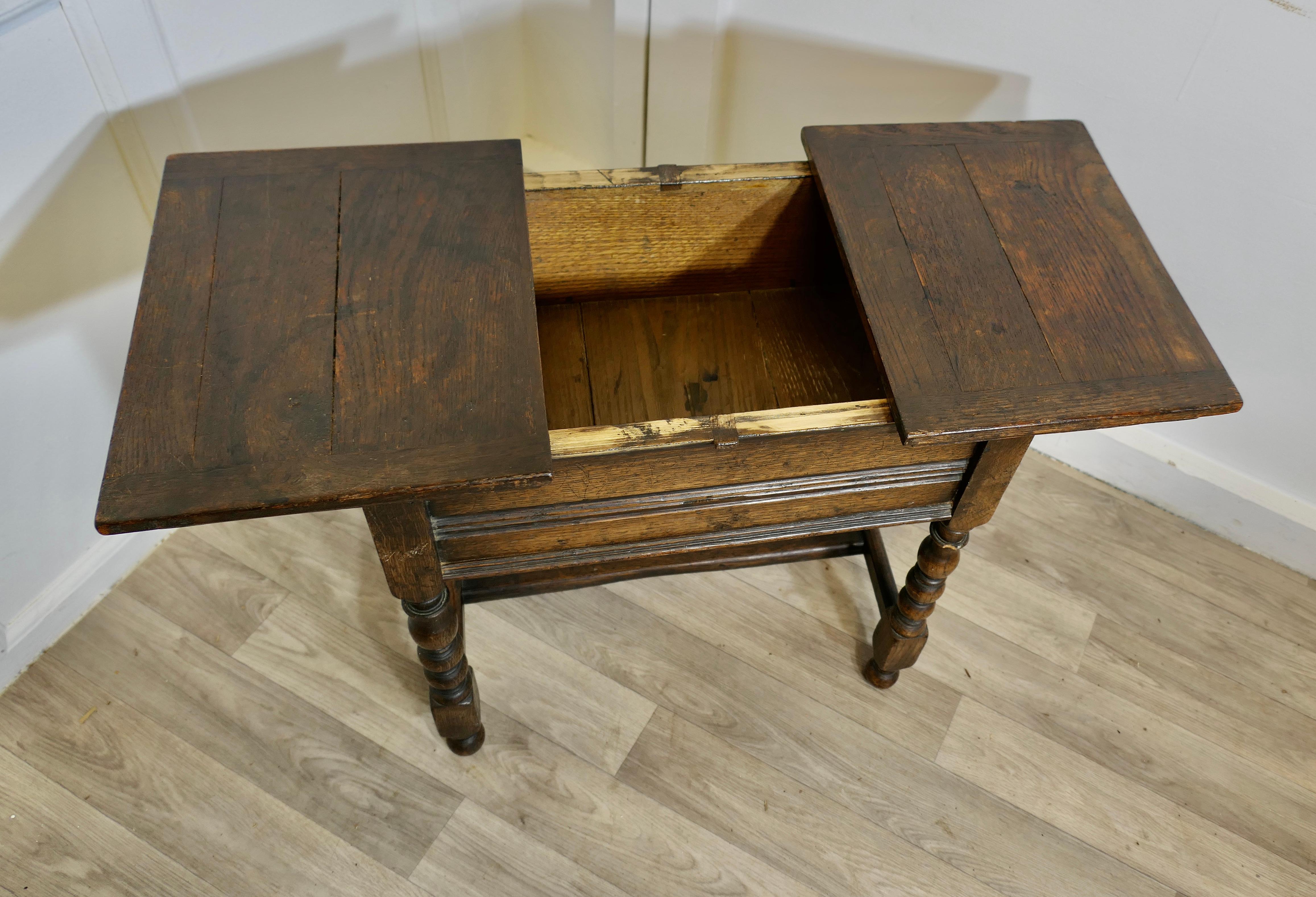 Chêne Tabouret joint en chêne, table d'appoint, boîte à couture en vente