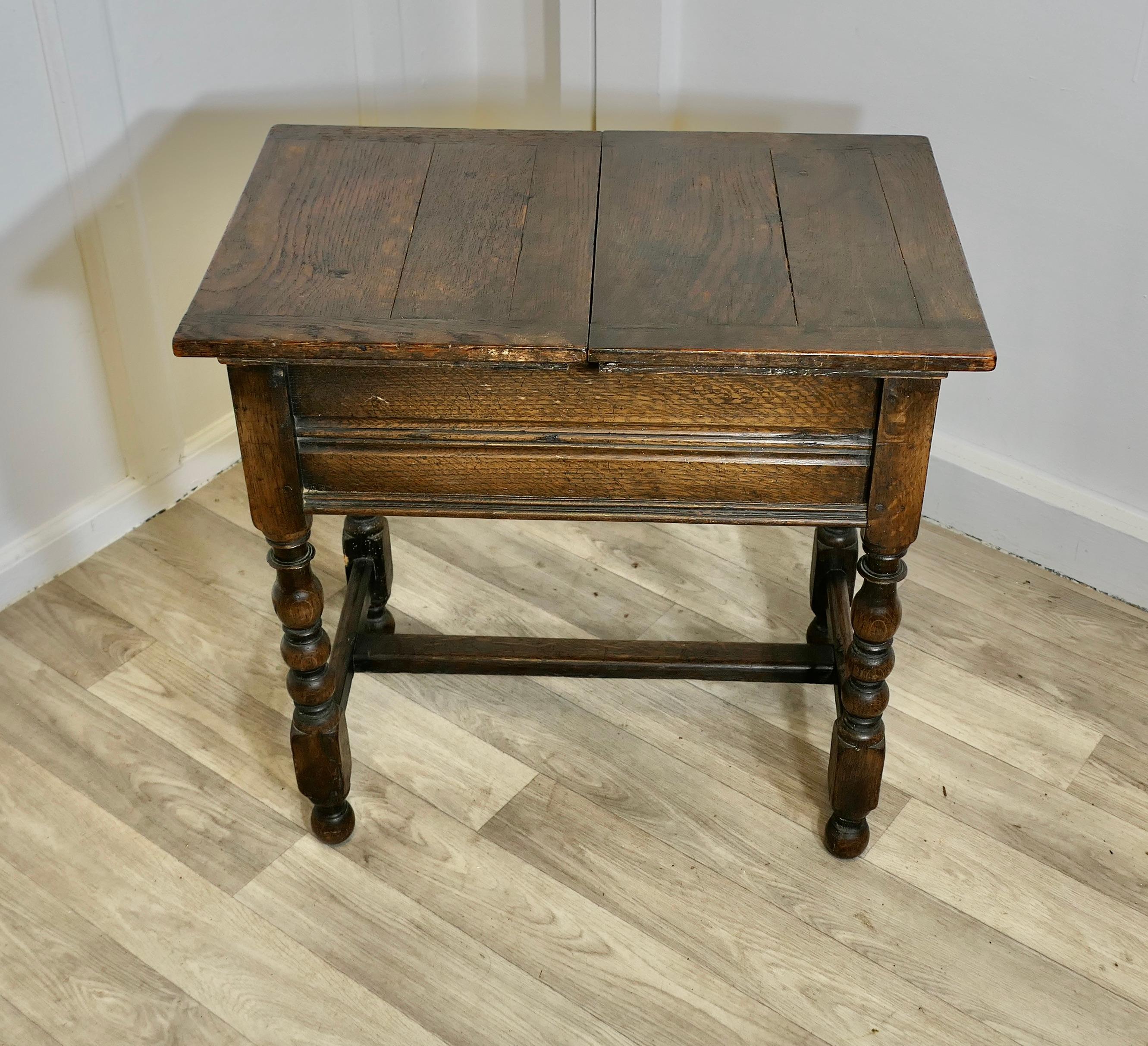 Tabouret joint en chêne, table d'appoint, boîte à couture en vente 2