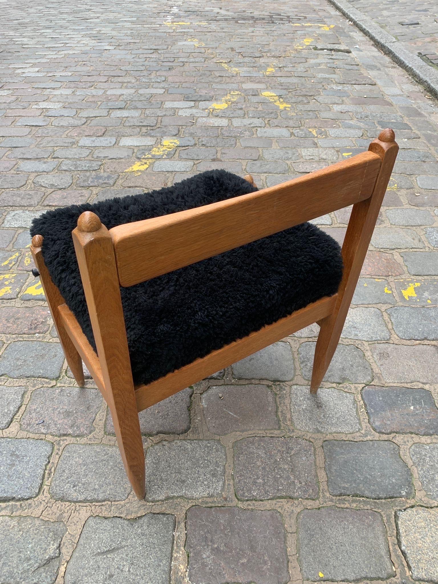 Ein Hocker aus Eiche von Guillerme et Chambron (Moderne) im Angebot